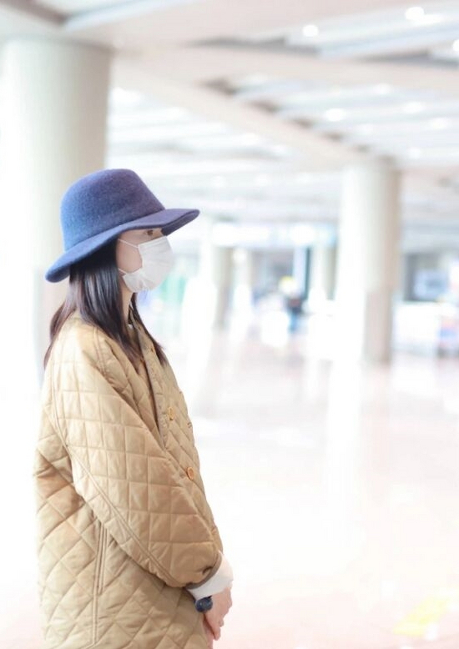 时尚起飞: 董洁的机场穿搭秘籍  董洁的时尚品味极佳,她的每一套穿搭