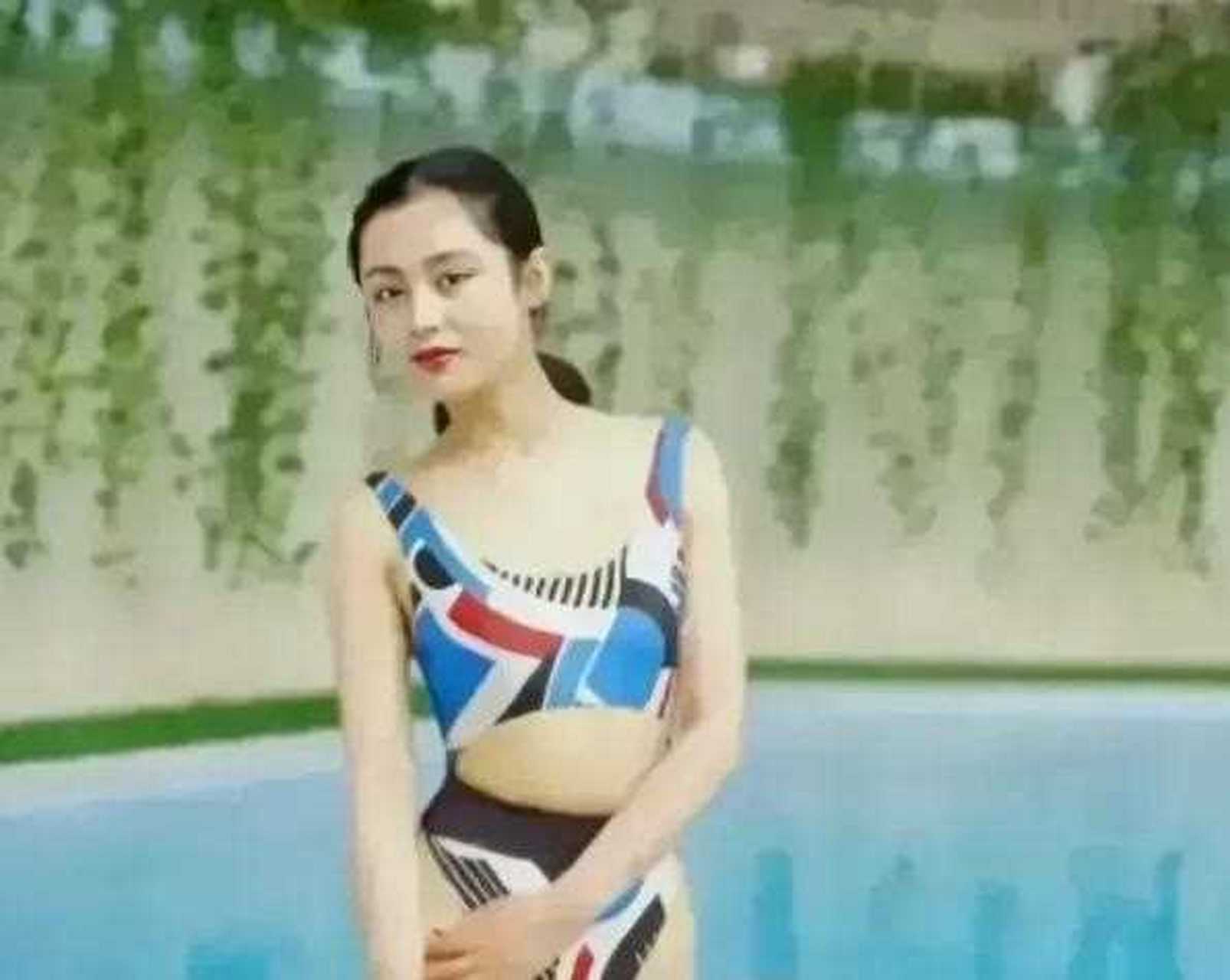 照片上的陈红,扎个低马尾,身穿泳装,肤白貌美,身材超好,尽显少女般