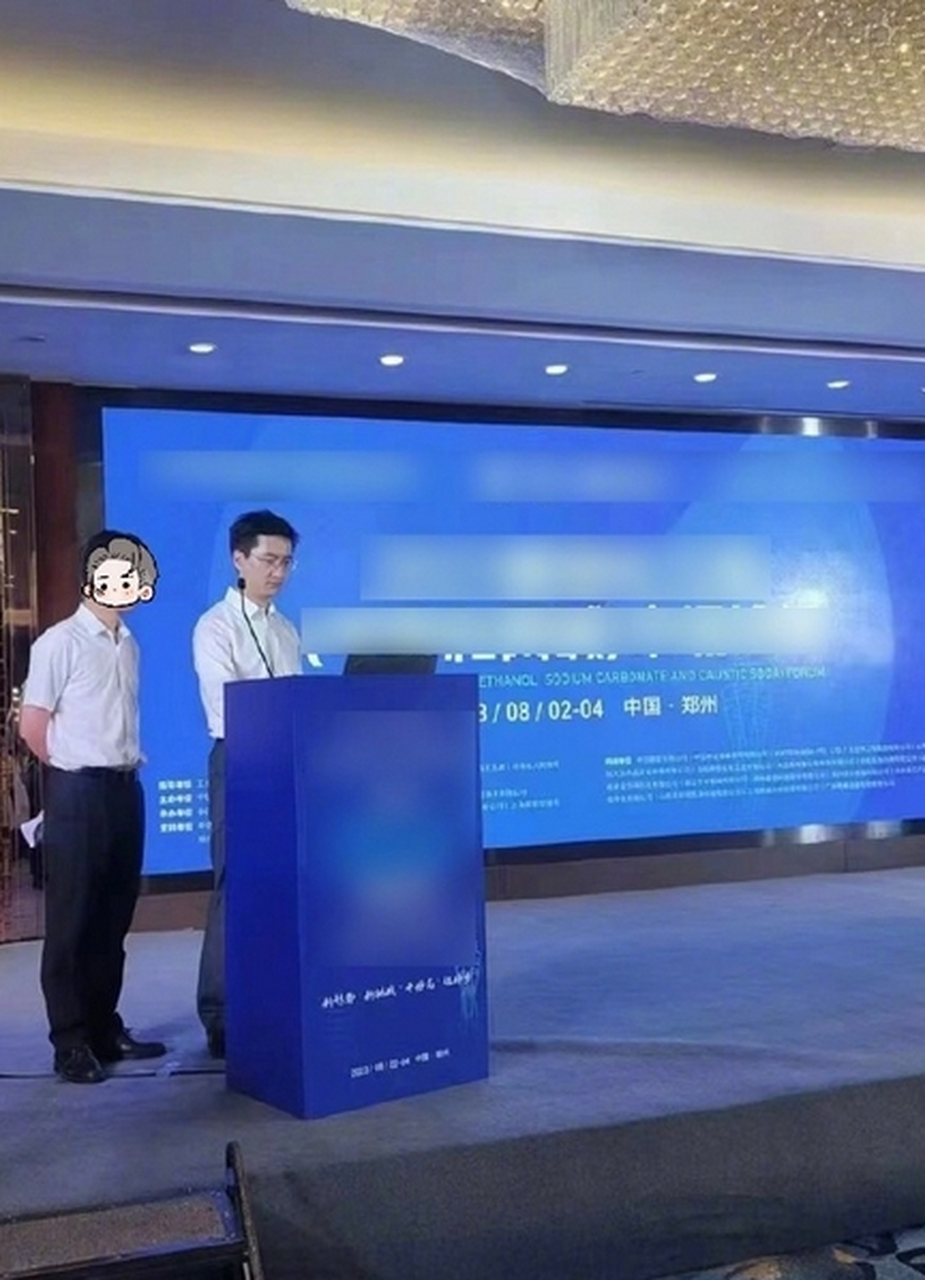 《快乐星球》丁凯乐扮演者李瑞近日在郑州某论坛现身,一身衬衣,皮鞋和
