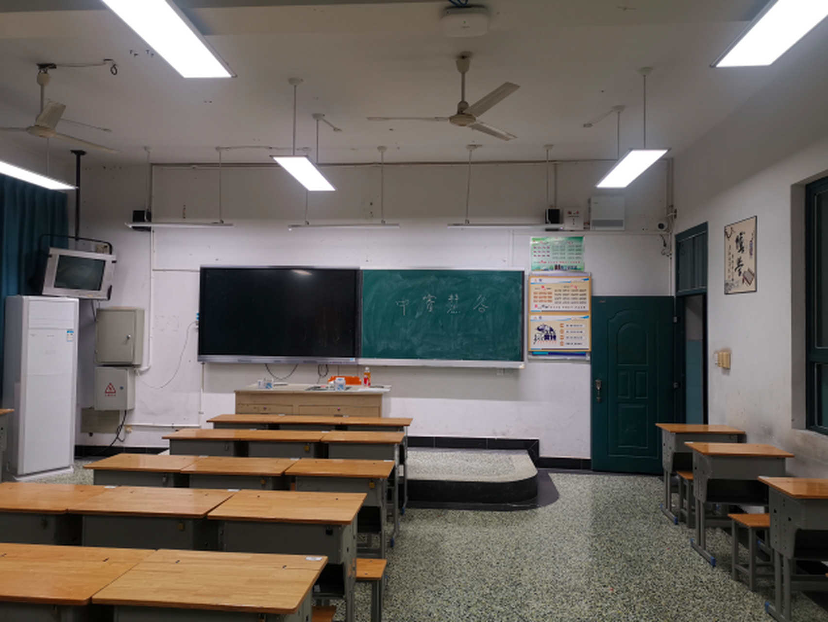 教育照明教室灯@教室灯南光辉 ,是专门为学校,幼儿园等场所设计的灯具