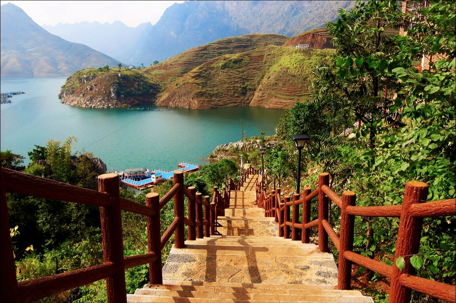 牂牁江景区:这里是一个神秘而神韵独特的世界,四周环绕着崇山峻岭