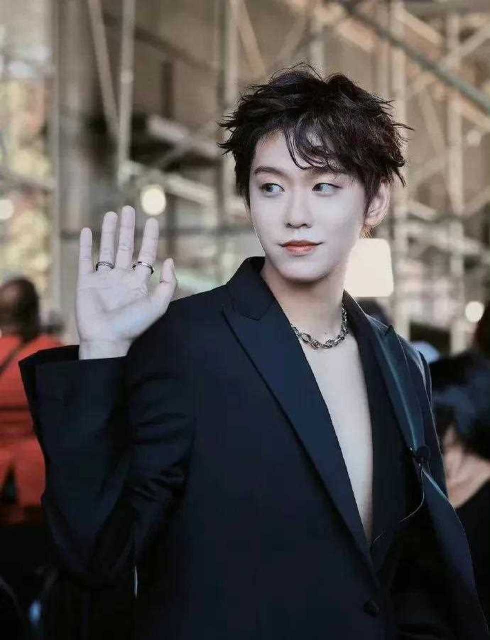 余景天|纽约时装周大秀 黑色西装非常帅气,但这一红一黑的指甲色可不