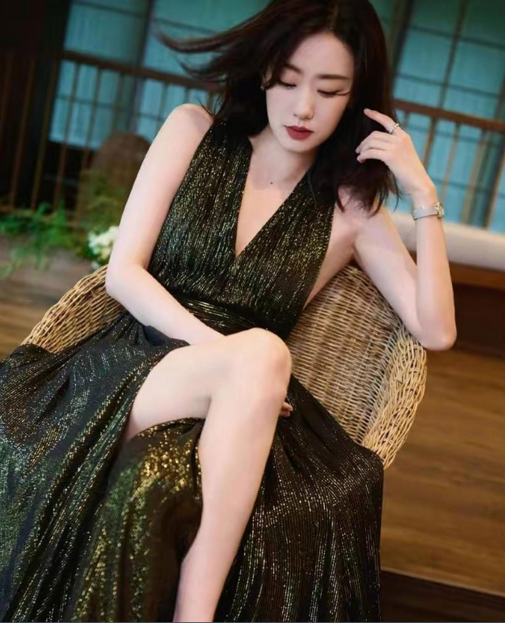 张小斐最新写真曝光,高开叉的黑色长裙,暴露出迷人的美腿线条.