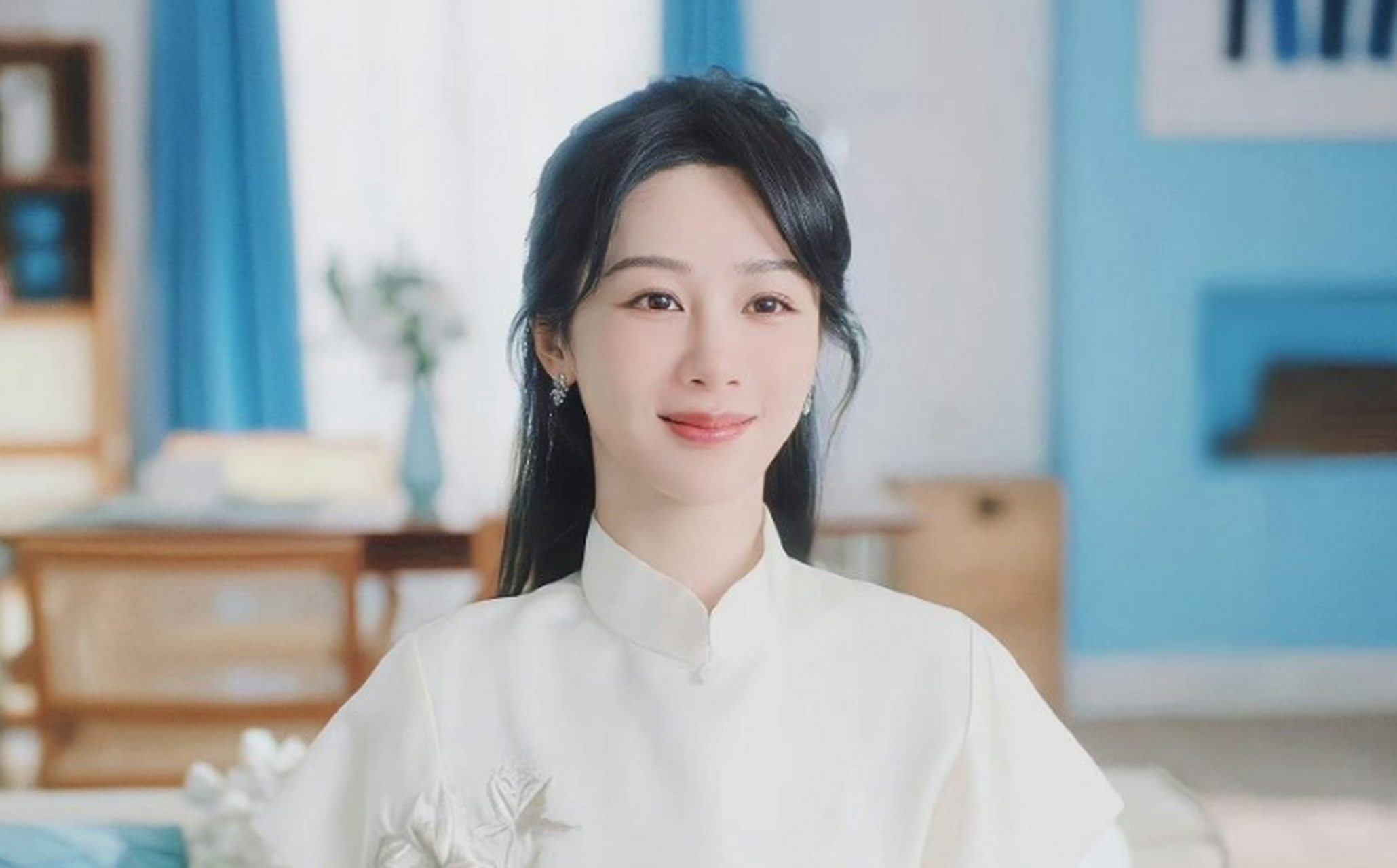 【杨紫民国造型曝光 穿白色中式旗袍撑伞韵味十足】  杨紫新造型释出