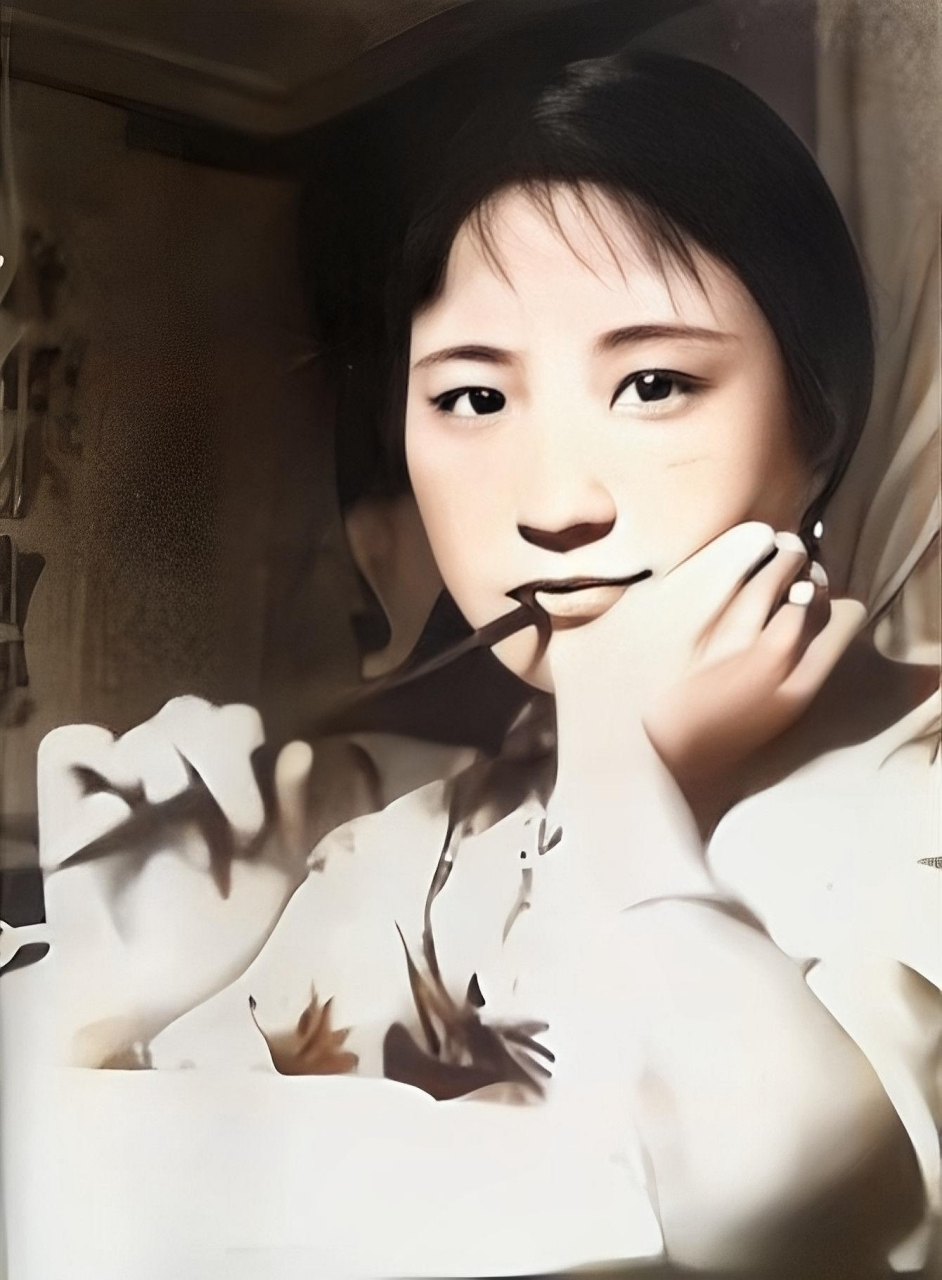 1990年,90岁高龄的凌淑华在生命的尽头对家人说:"我不会拿出徐志摩写