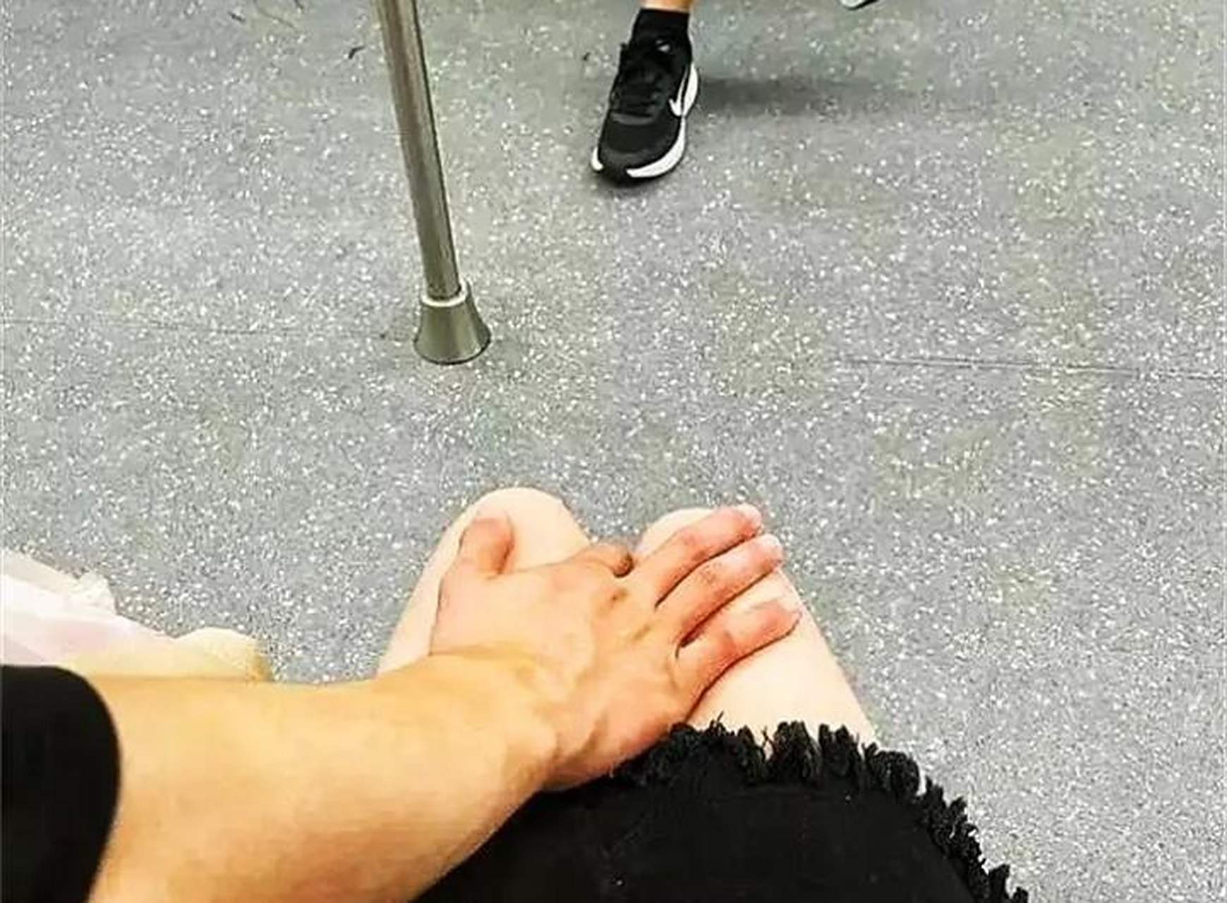 出门逛街,男朋友老是把手放在大腿上面,该怎么治他?