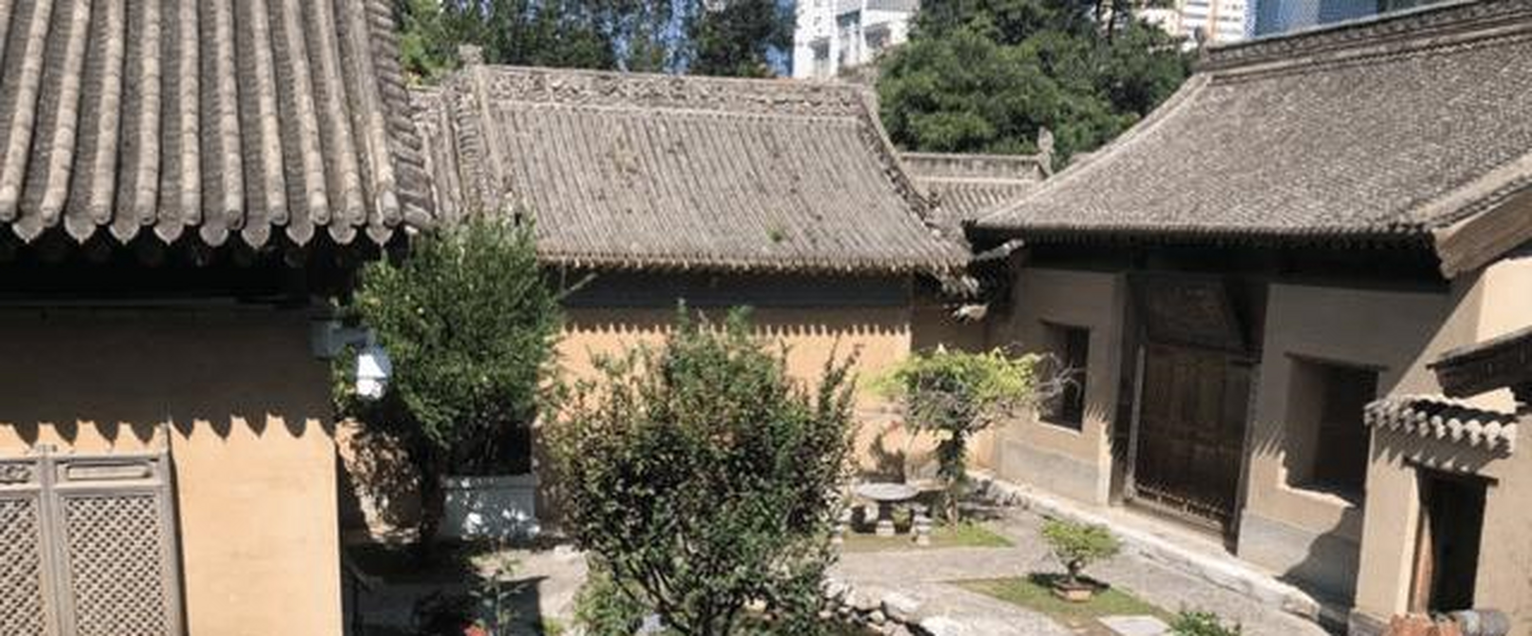 南院是胡家的主人胡来缙.他是一个传奇人物.