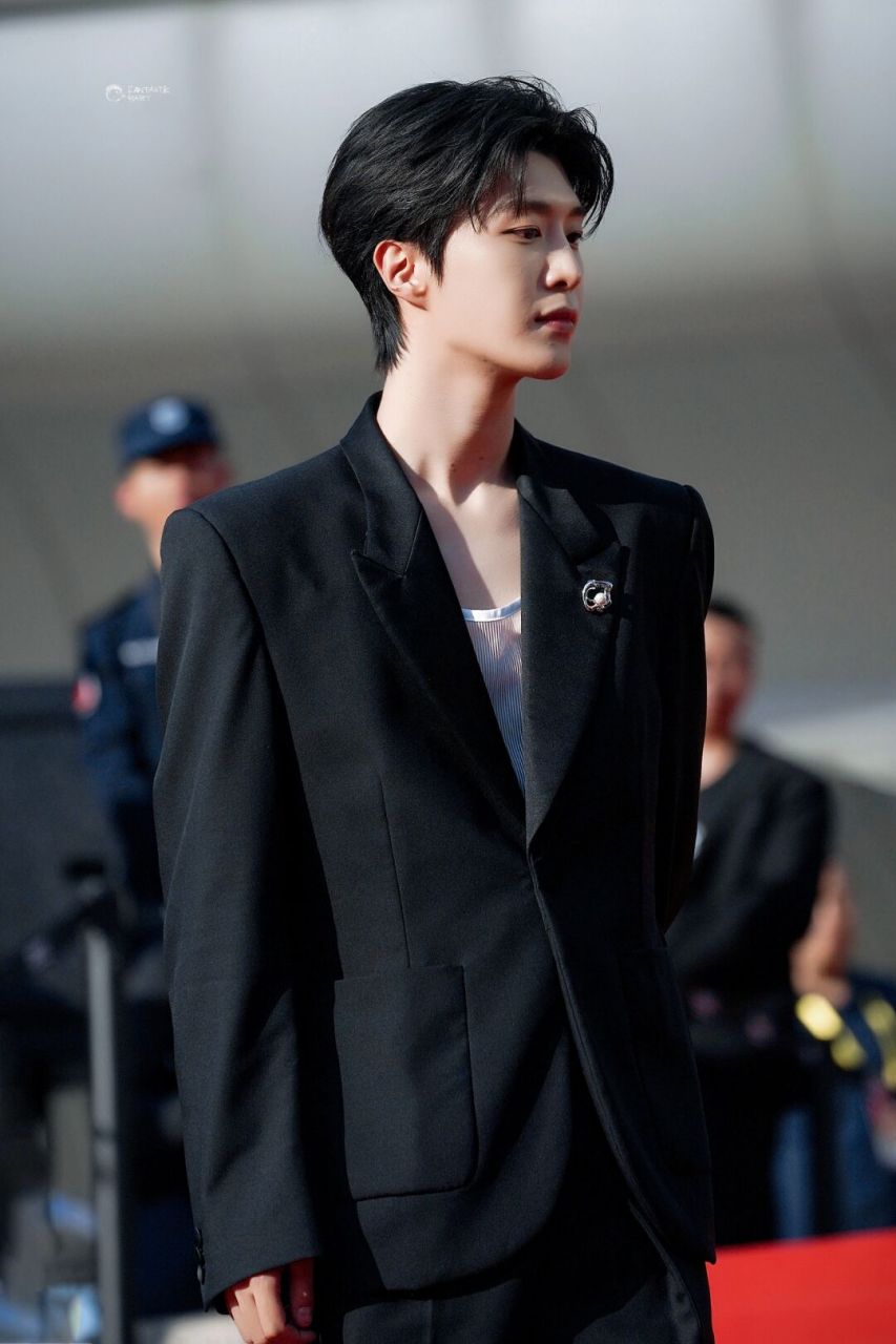 范丞丞你真的别太帅  我受不住范丞丞 范文丞丞黑色飘带西装