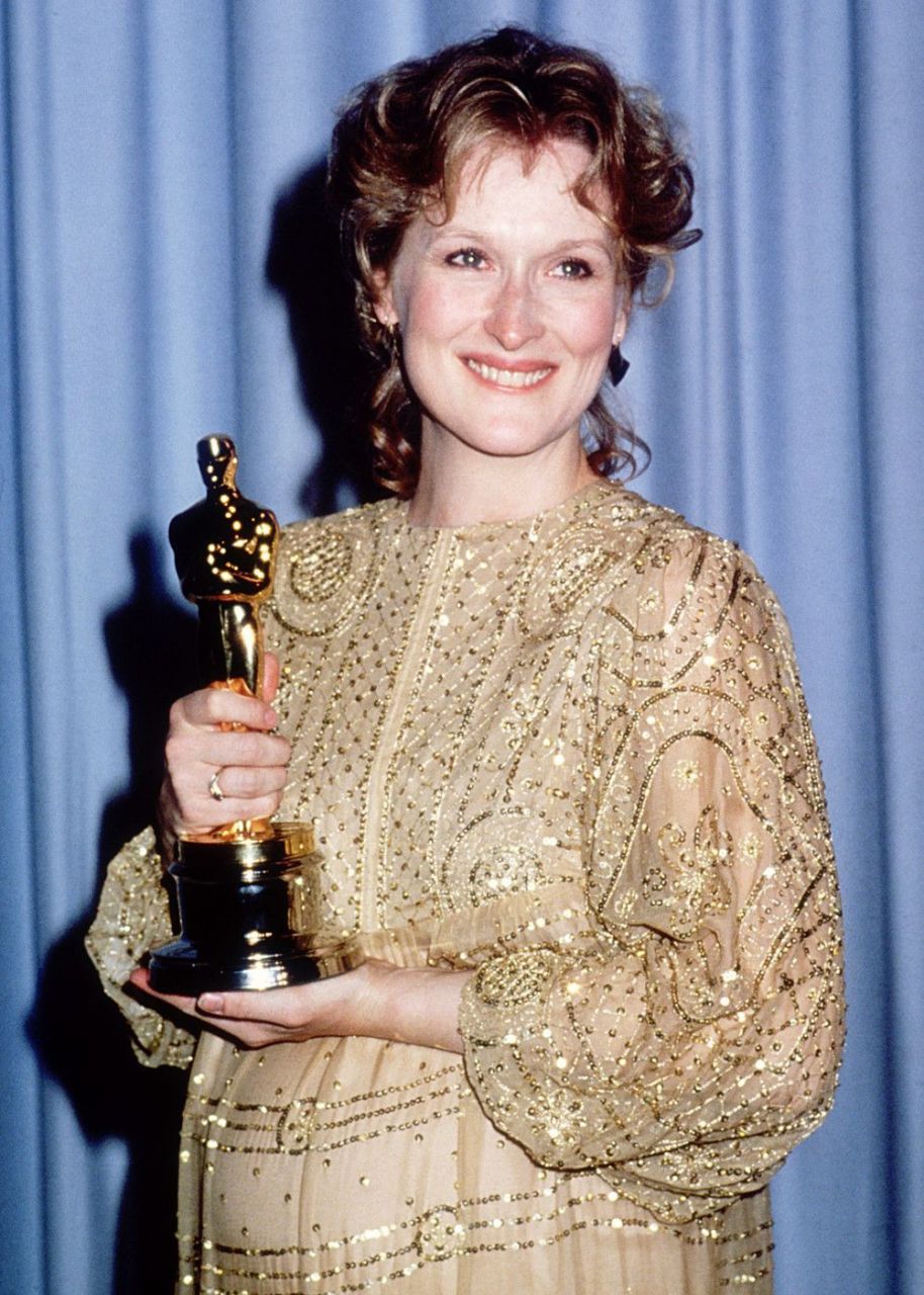 meryl streep 两次奥斯卡封后造型都是金袍封后装,1983年和2012年
