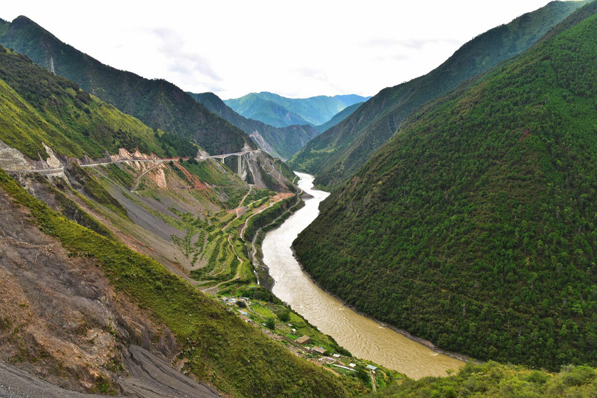雅砻江大峡谷,地处四川甘孜州新龙县境内,这里是一个神秘而又充满故事