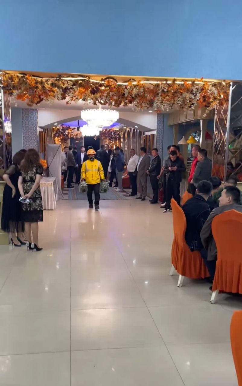 参加婚礼,外卖小哥拎来了两包啤酒,谁点的?这是多么爱喝啤酒啊!