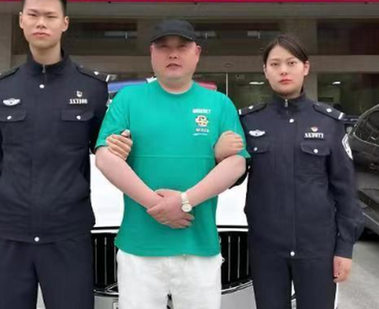 跟警察合影,千万不要站在中间哦!不然会被误会[呆]