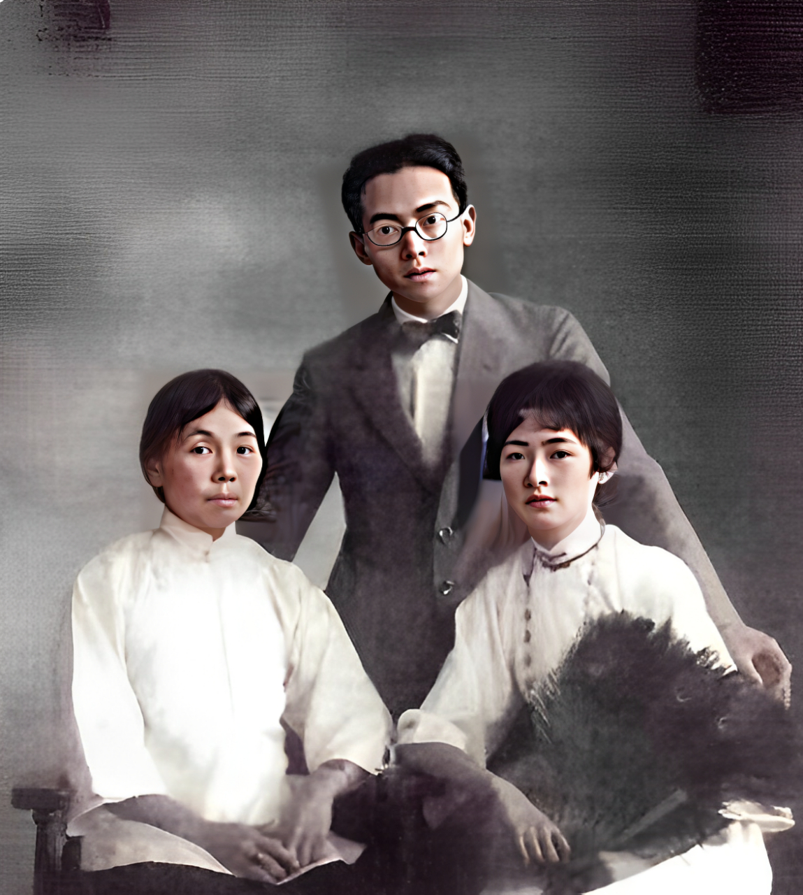 1930年,林徽因和他的妻子与女儿,梁载冰和母亲·何雪媛合影.