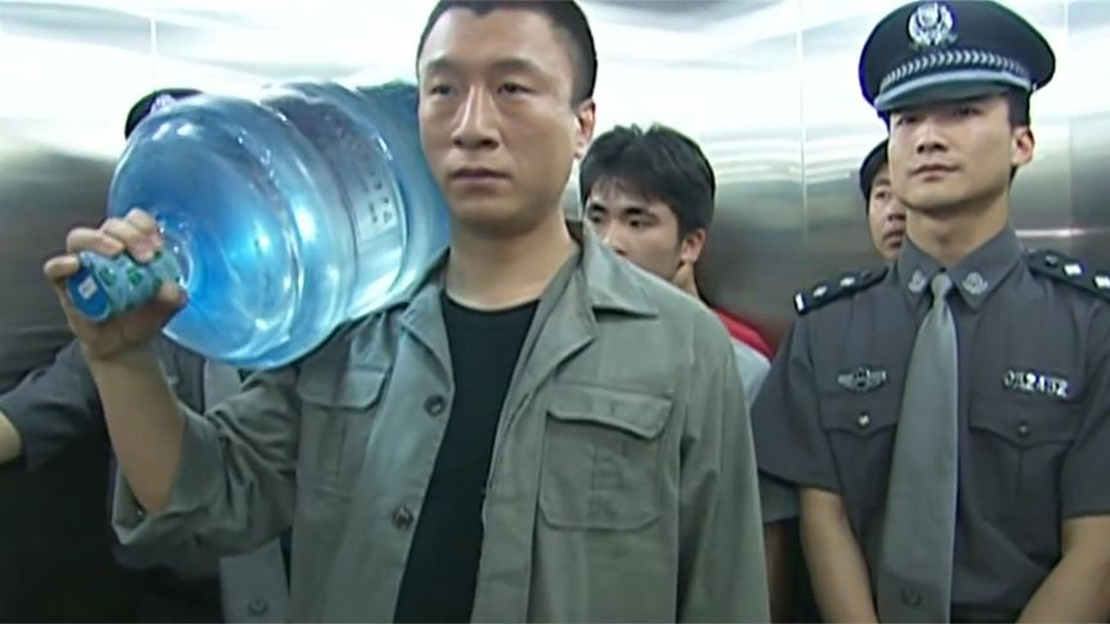 2002年,导演高群书筹拍《征服,他兴冲冲地招呼几个"老铁"吃饭"哥儿