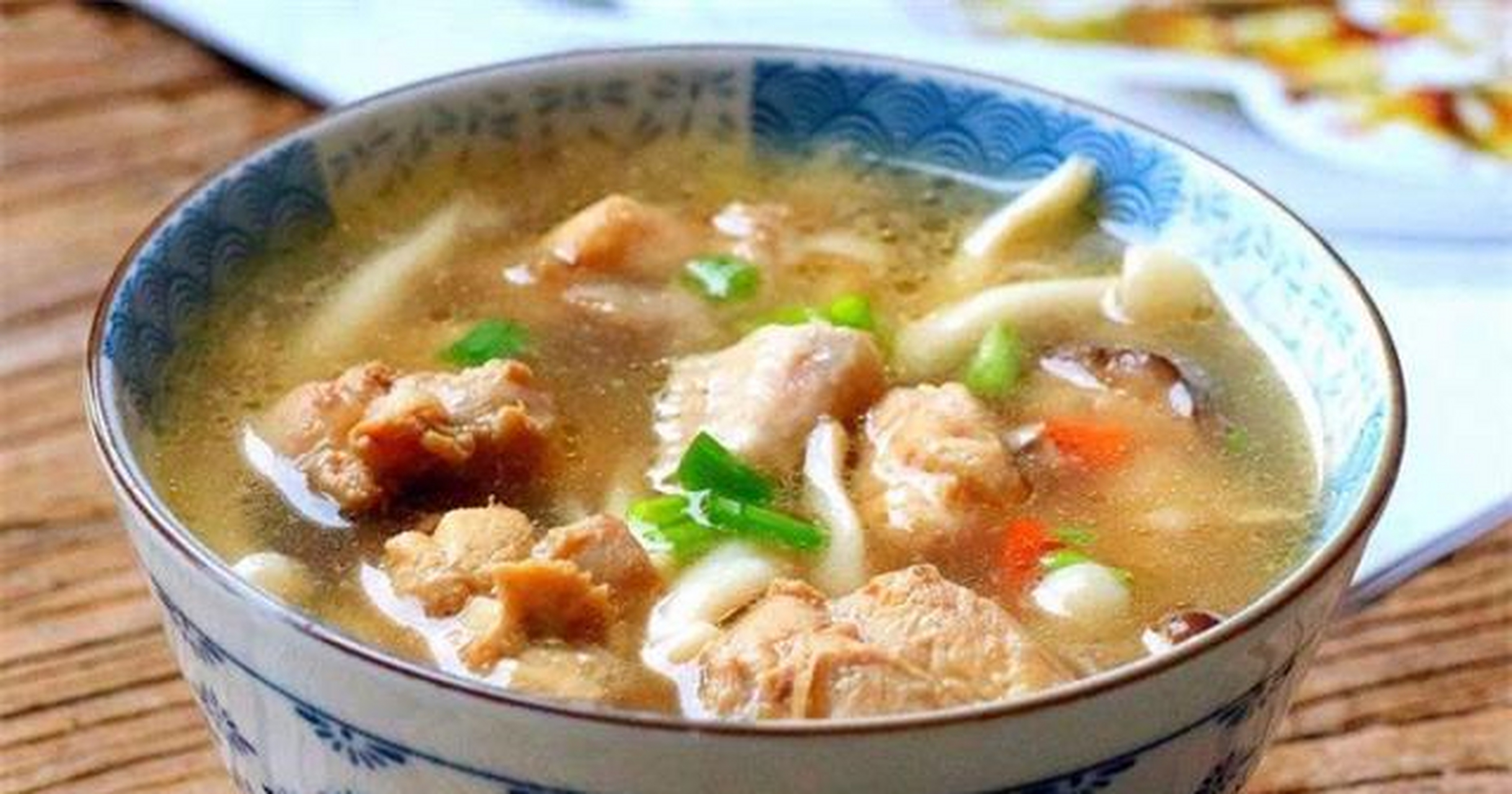 正宗三鲜汤的做法:水发海参,水发鱿鱼和笋干.