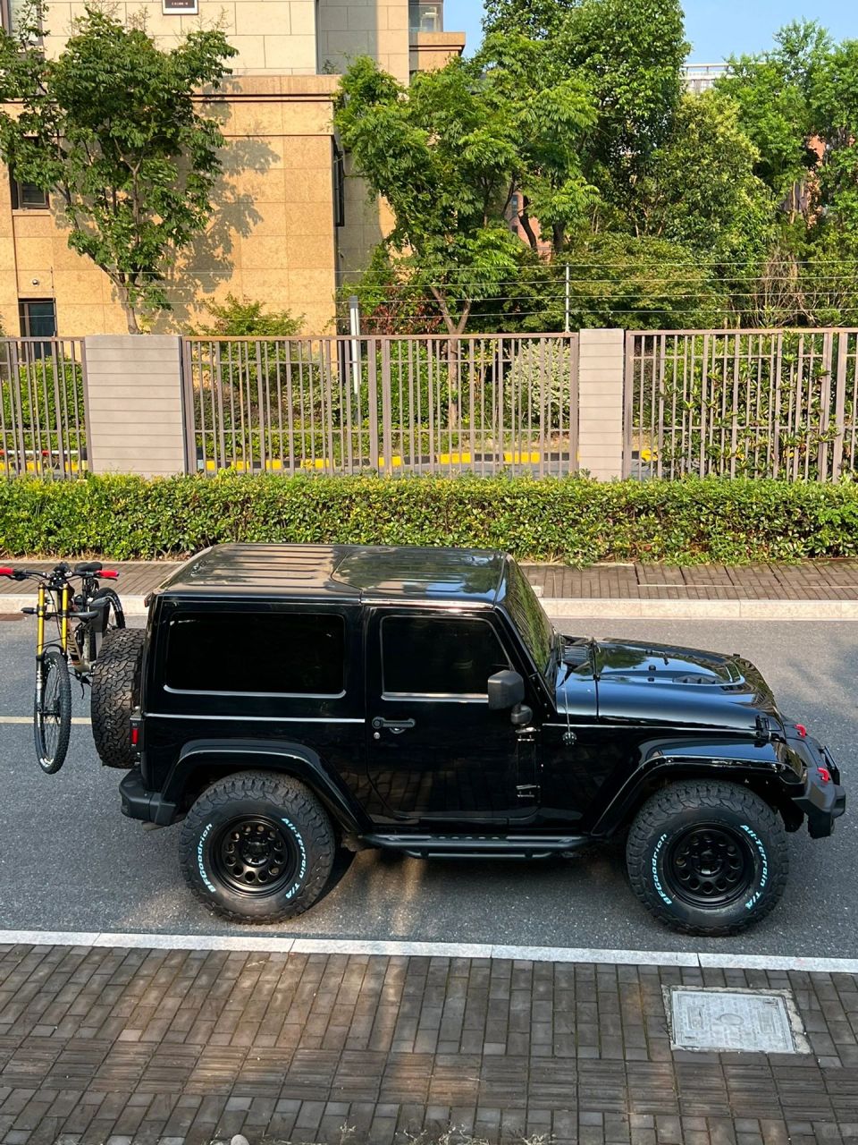 牧马人是最适合骑车的车,陪宝贝骑个自行车