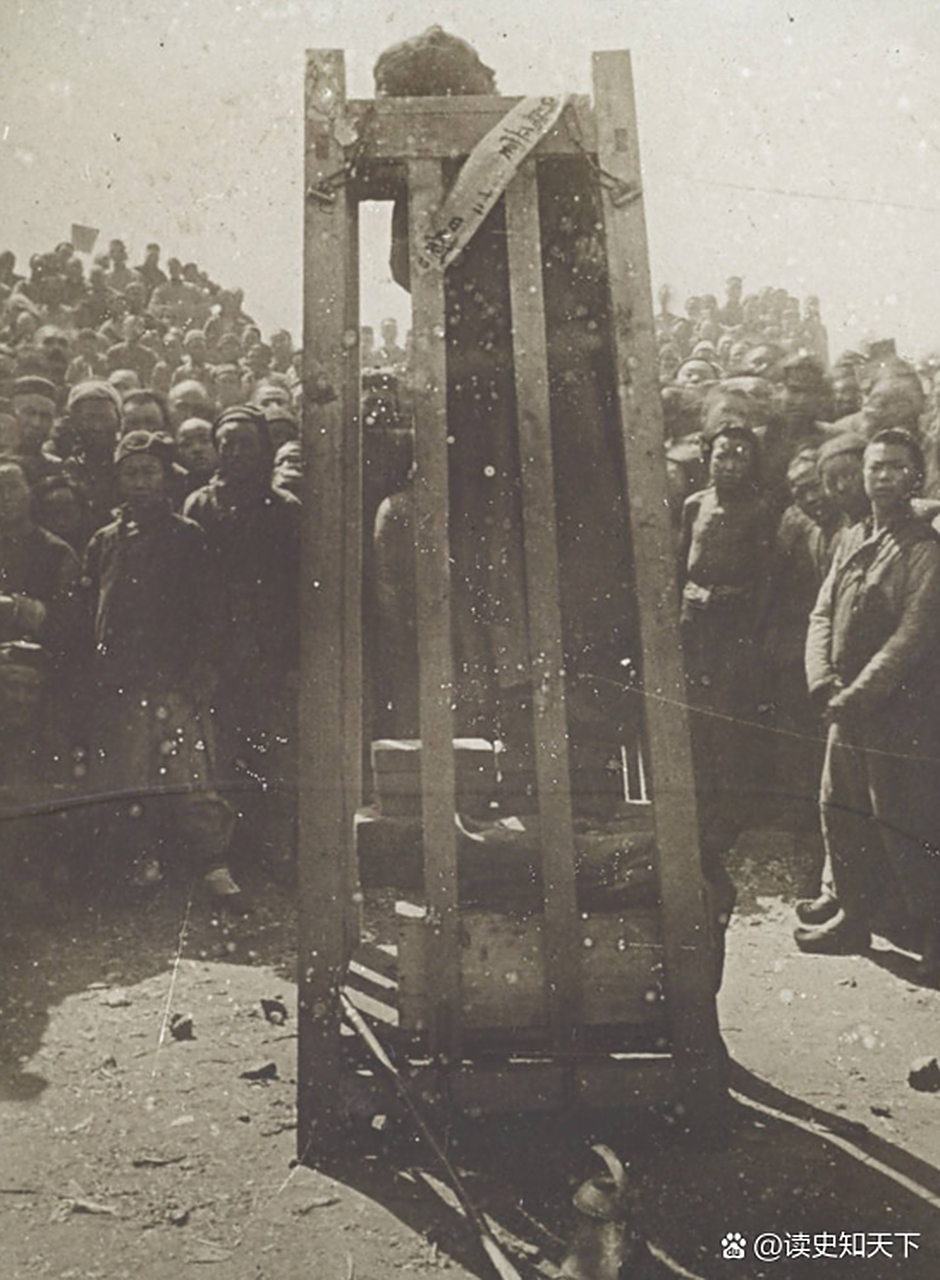 这种刑罚名为站笼,在枷号刑的基础上设计出来的,因此又称"立枷".