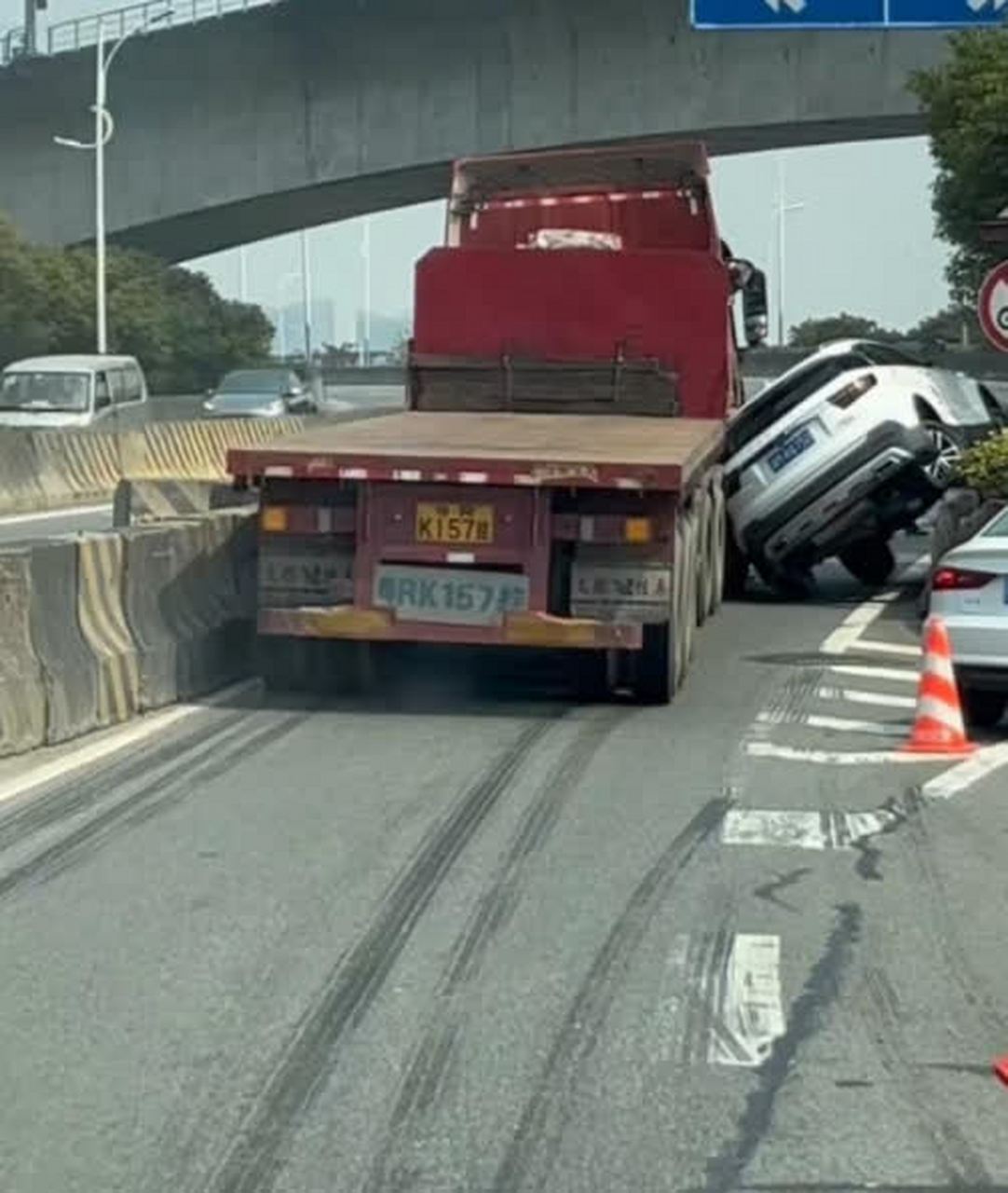 看剎車痕跡,大貨車已經盡力了. 如果重了,suv就會後悔.[沒眼看]