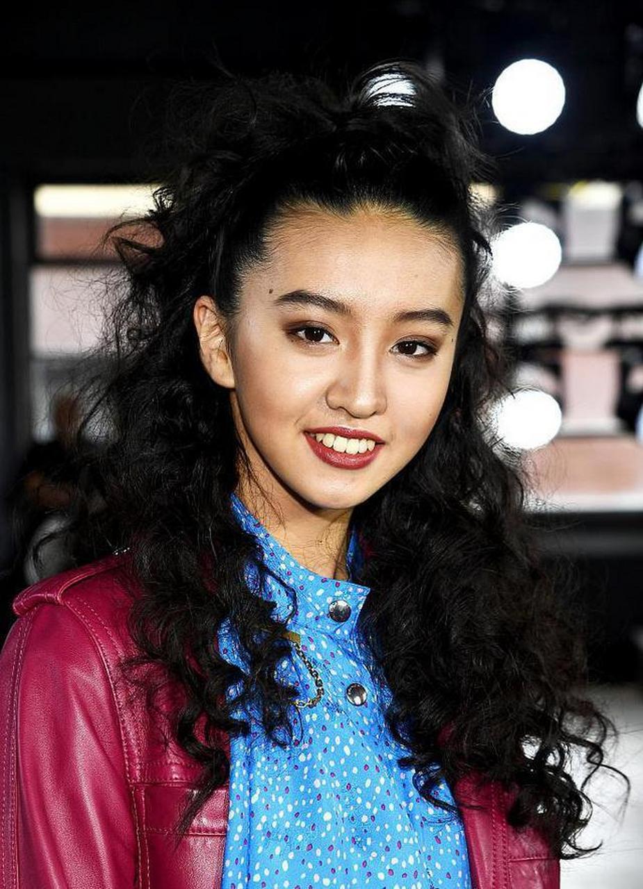 木村光希完全不顾17岁的年龄,烫卷发配皮衣,成熟过头差点没认出