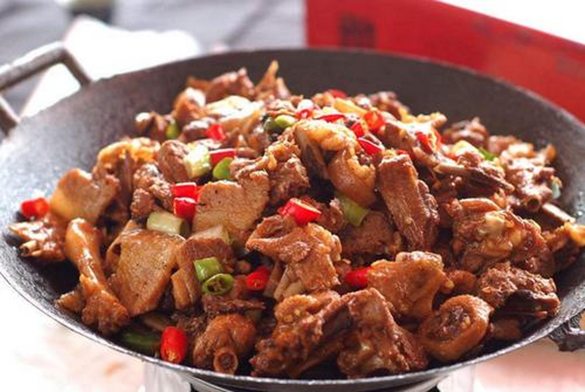 99干锅鸭肉的做法99  99干锅鸭肉是一道美味的川菜,以鸭肉为