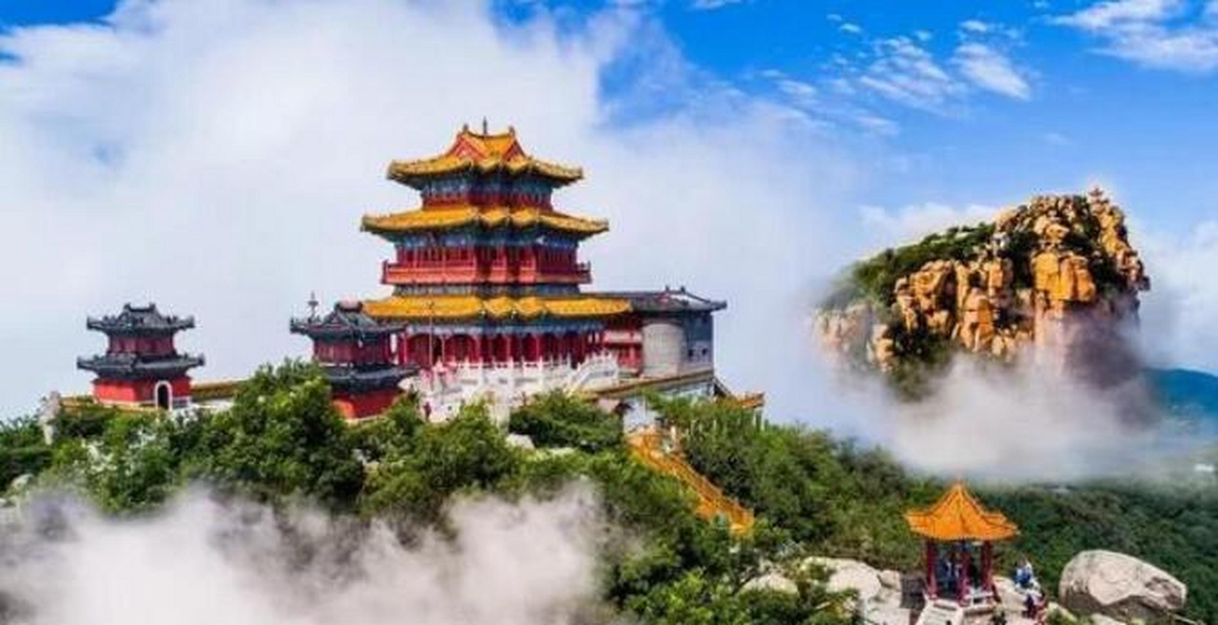 登临沂山玉皇顶纵览气吞山河的壮丽景致,崇山峻岭,林木葱茏,日出其间