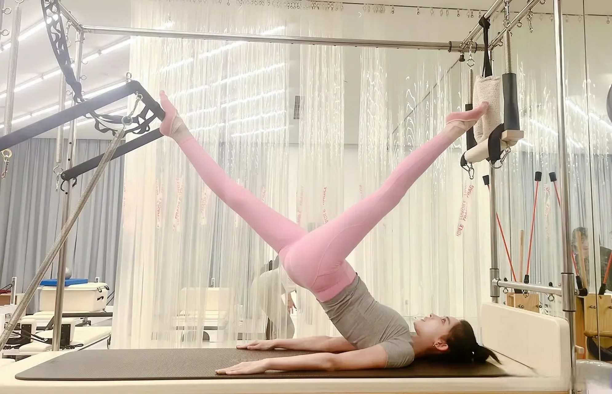 古力娜扎挑战高难度瑜伽,抬腿的瞬间,这辈子都学不来～ 生命在于运动