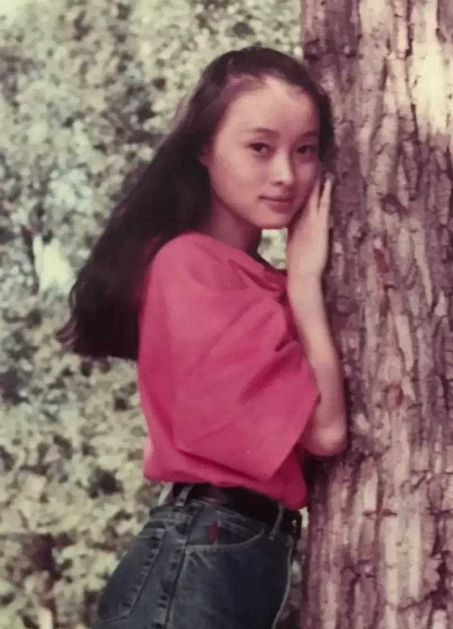 向来低调的吴越在社交平台晒出年轻时的旧照,五官清秀迷人.