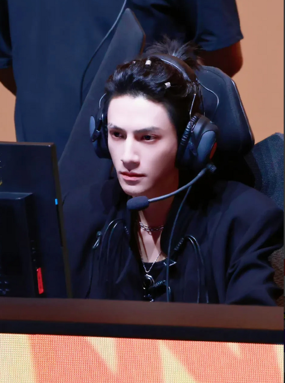 罗云熙的丑照在头条飘一天了,来几张真实一点的洗洗眼睛!