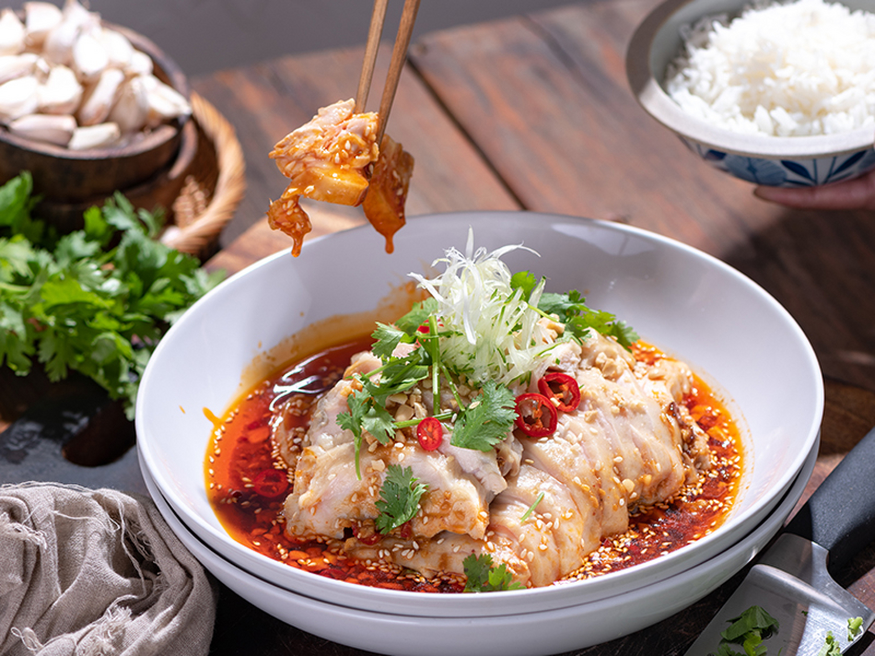 简单又快速的美食:川味口水鸡  川味口水鸡是一道经典的四川菜,尤其是