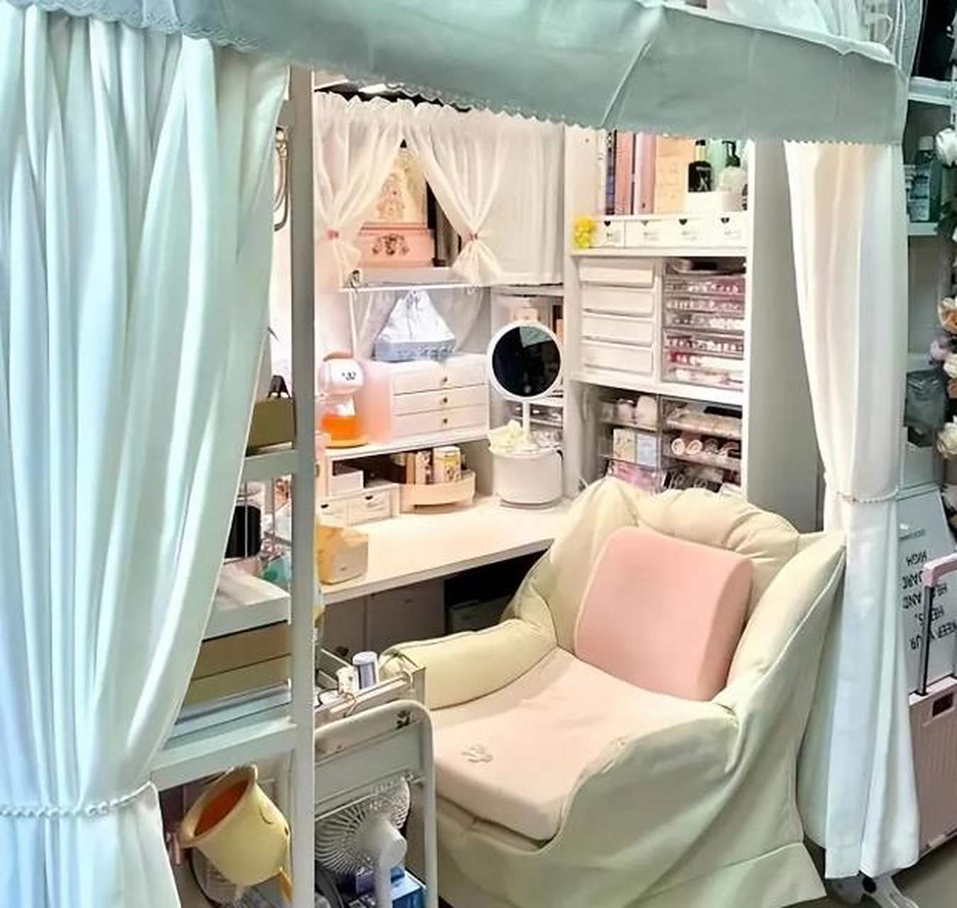 精致女大学生宿舍照流出,家长看完直皱眉 如今的女大学生都很精致漂亮