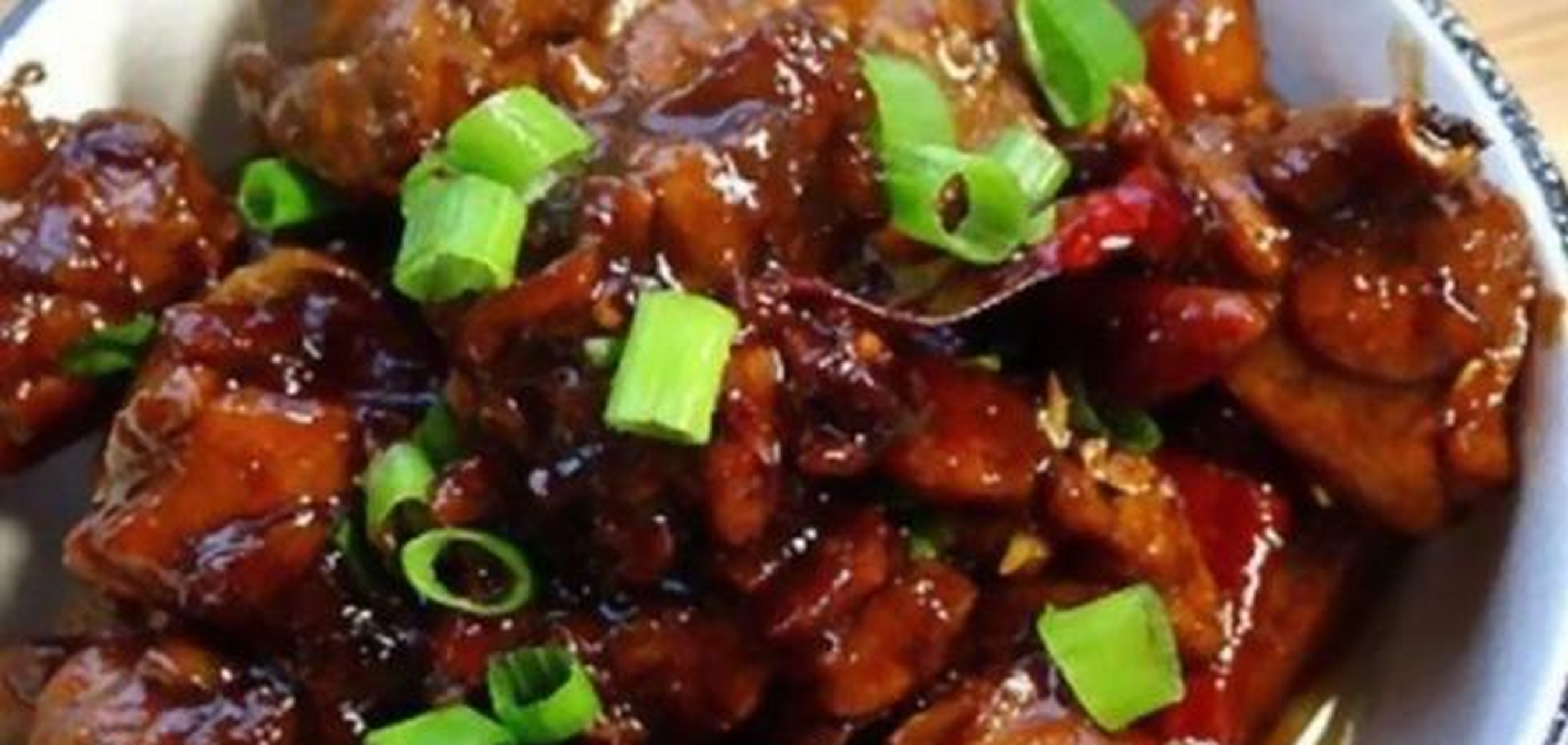 在油热后下蒜碎,煸炒出香后下鸭块,小火煸炒约5分钟,直至鸭块表层微微