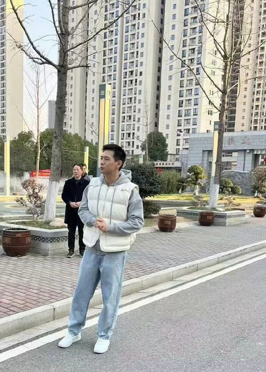 1月31日,有网友释出,李现回母校荆州中学了.