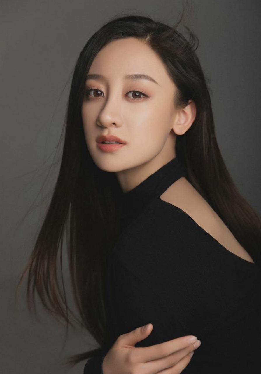 解放军艺术学院美女舞蹈家李祎然迷人美照欣赏,好美啊