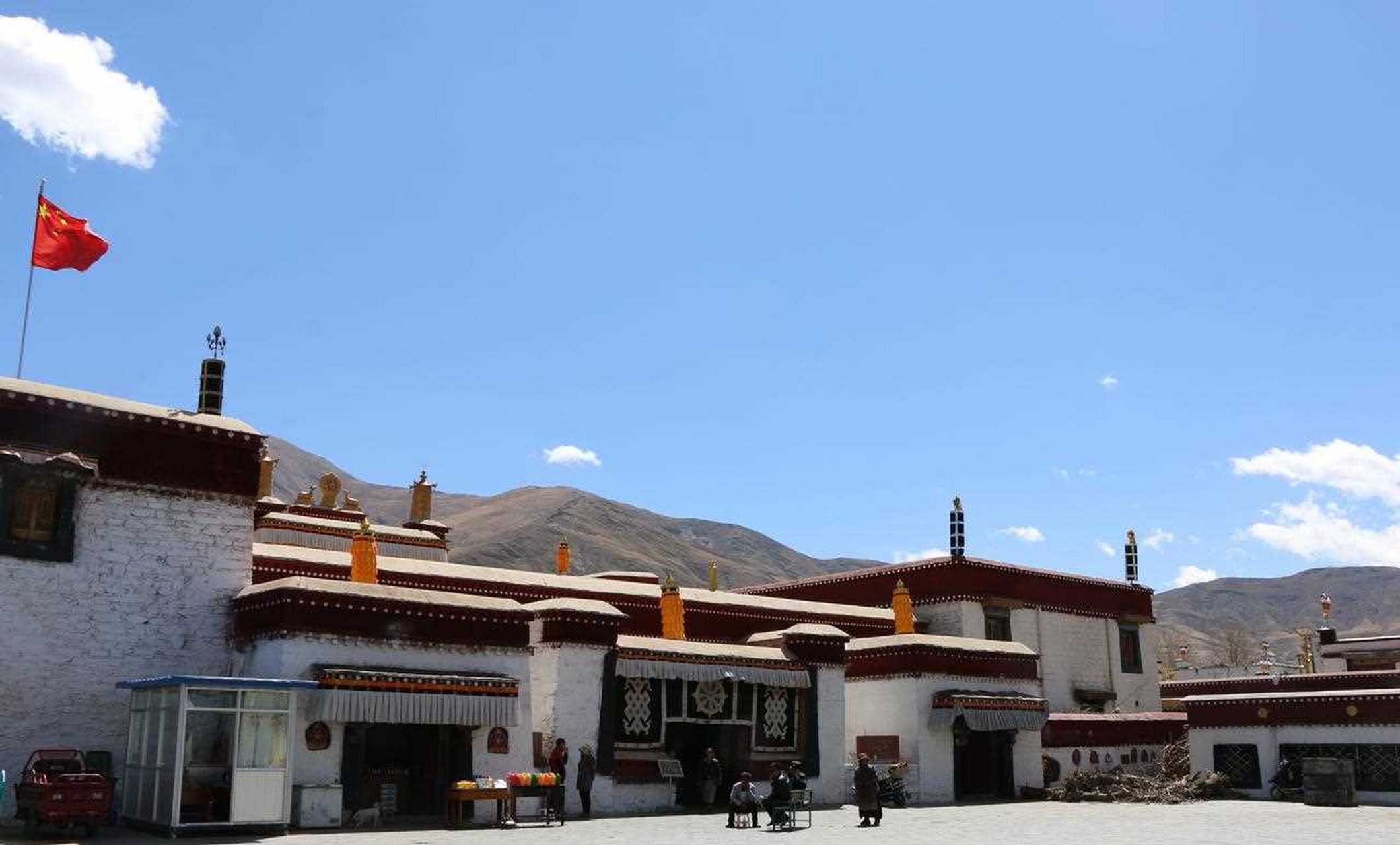 【山南】昌珠寺-原生态的藏传佛教寺庙 昌珠寺外面感觉较为雄伟,门口