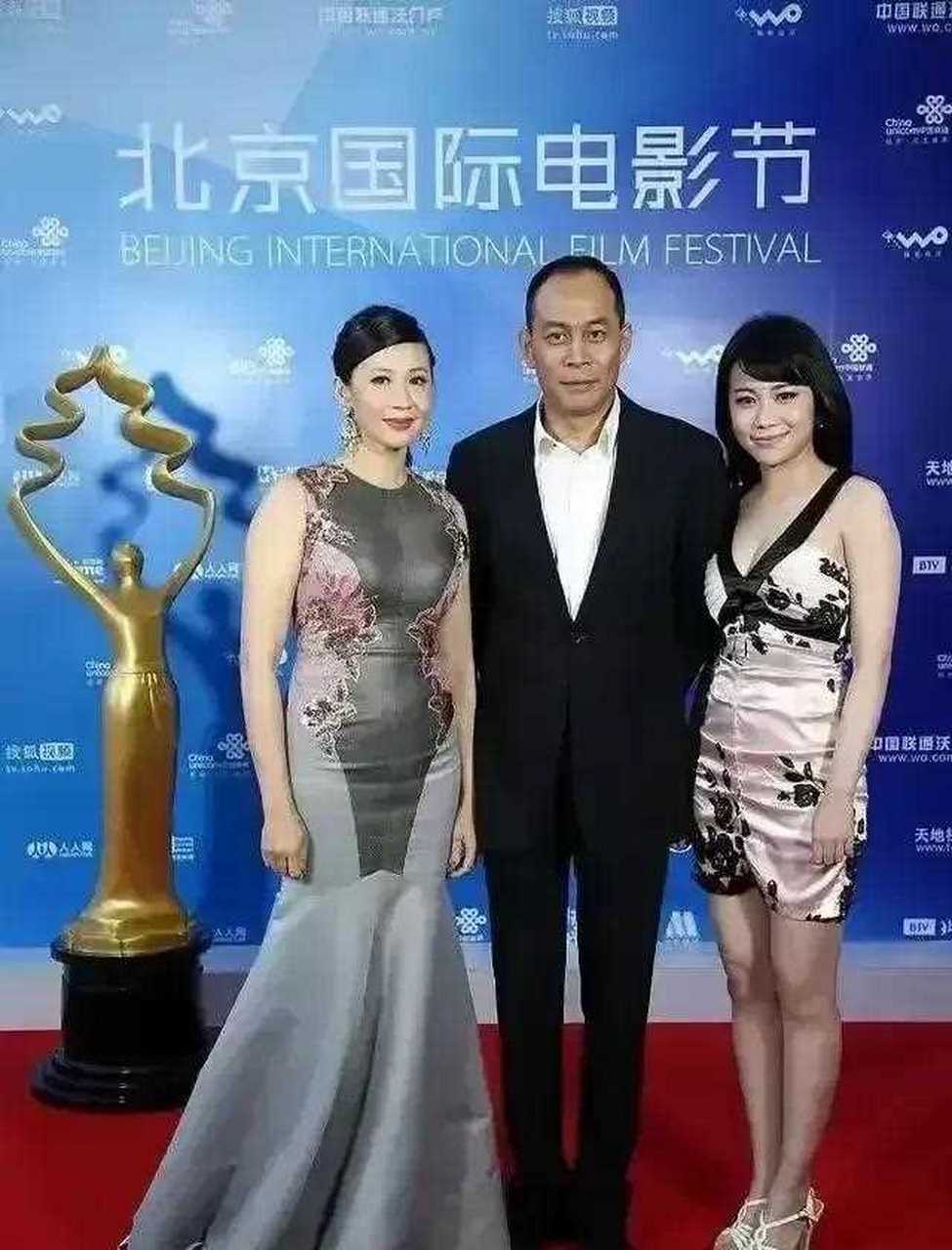 在星二代里张光北的女儿张思乐虽然没有妈妈的颜值但学历不低,年纪