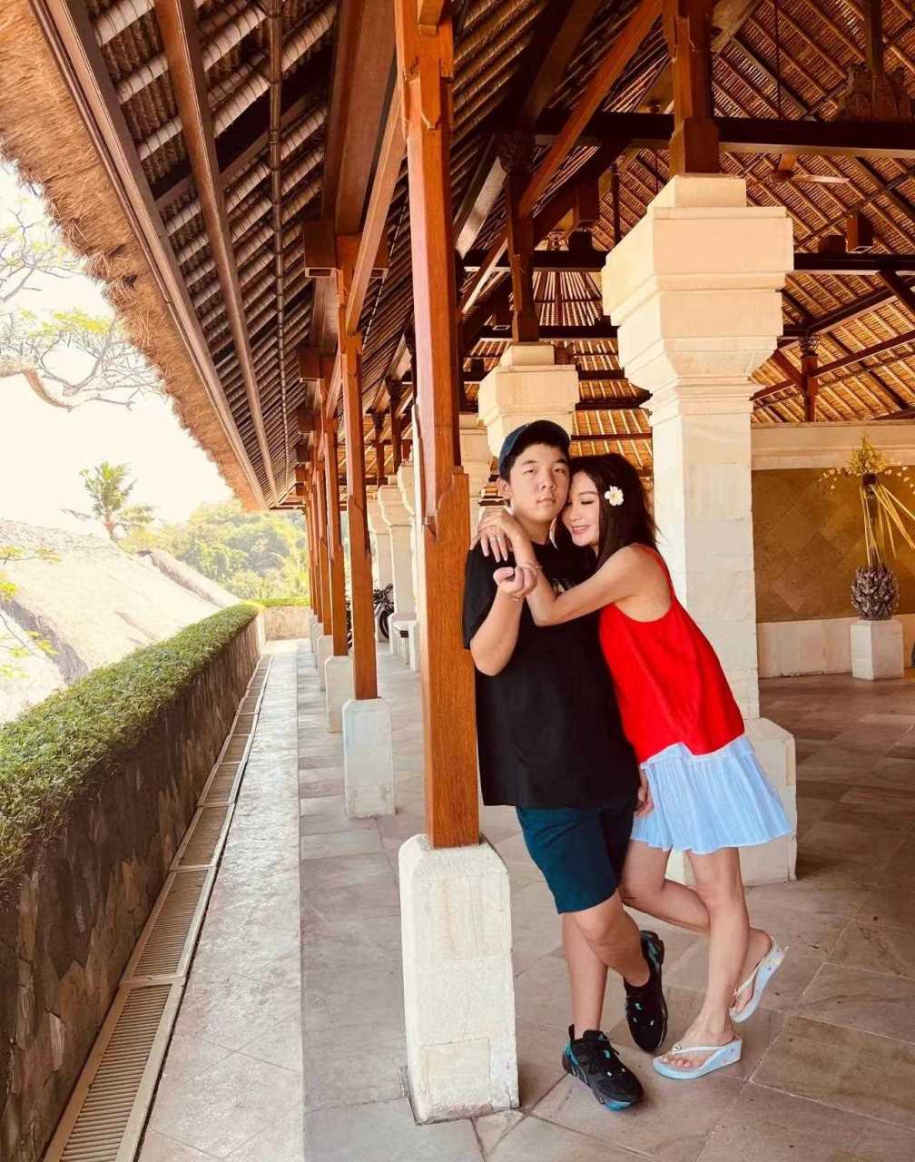 [中国加油] 照片中,温碧霞长发飘飘,无论是穿红色吊带裙,还是穿白色