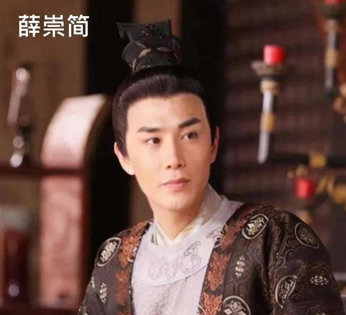 713年,唐玄宗李隆基试探性地问表弟薛崇简说:"你的母亲太平公主试图