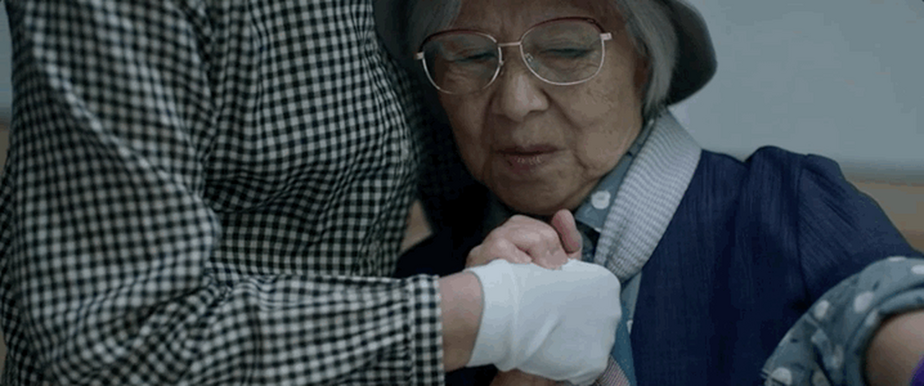 1959年参演雷镪导演的电影《流水欢歌》进入演艺圈.