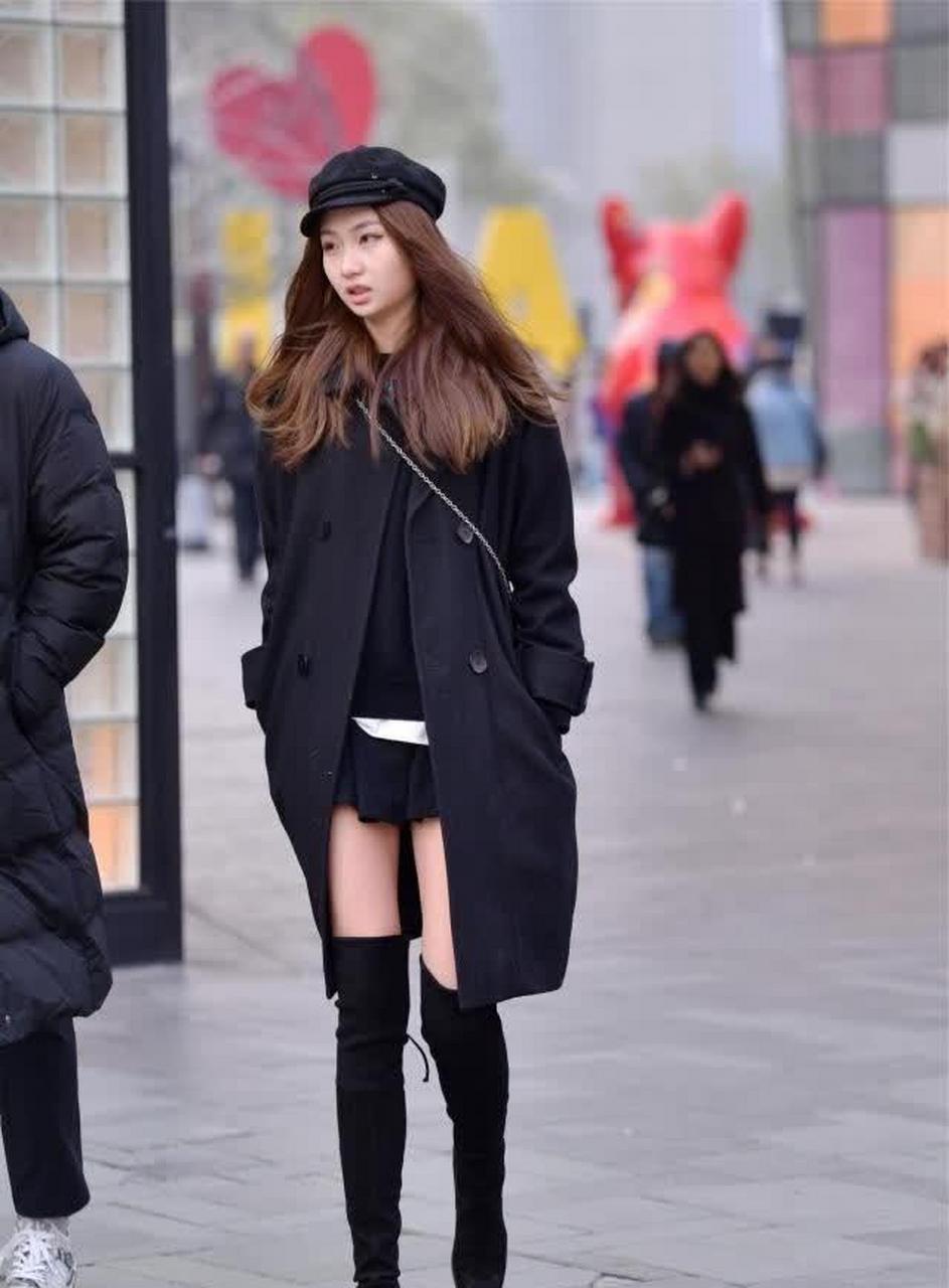 小姐姐穿了一双黑色的马丁靴,轻松秀出大长腿