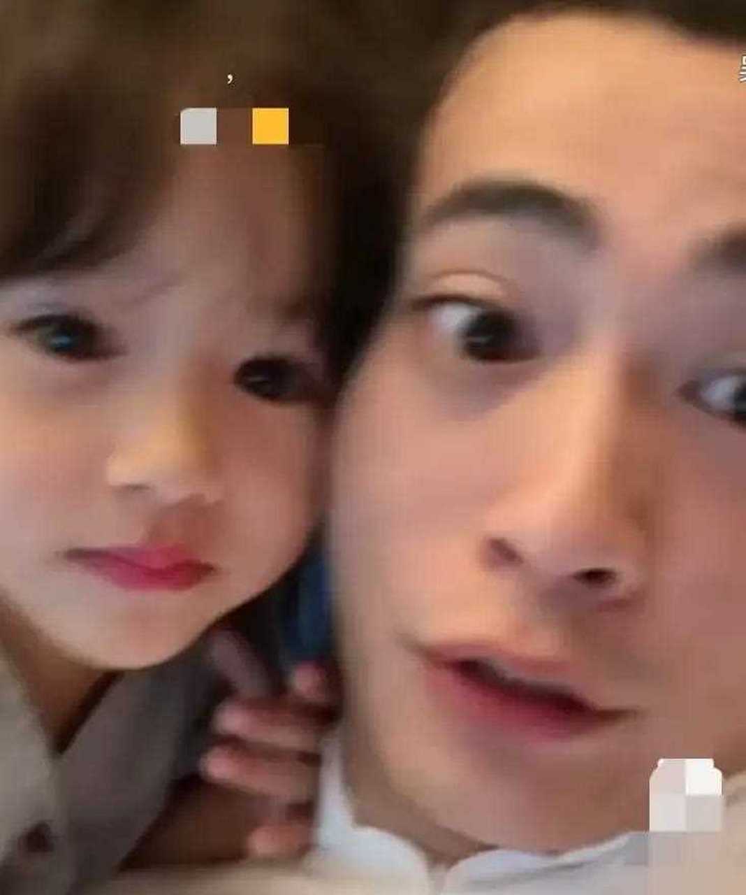 吴迪文静闺女九儿自己学会化妆了,还随身带了一个小镜子,吴迪关美颜给