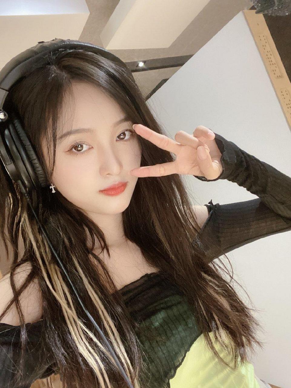 吴宣仪穿黑色的露肩上衣撸猫,慵懒惬意  #动态创作月##新年开运装