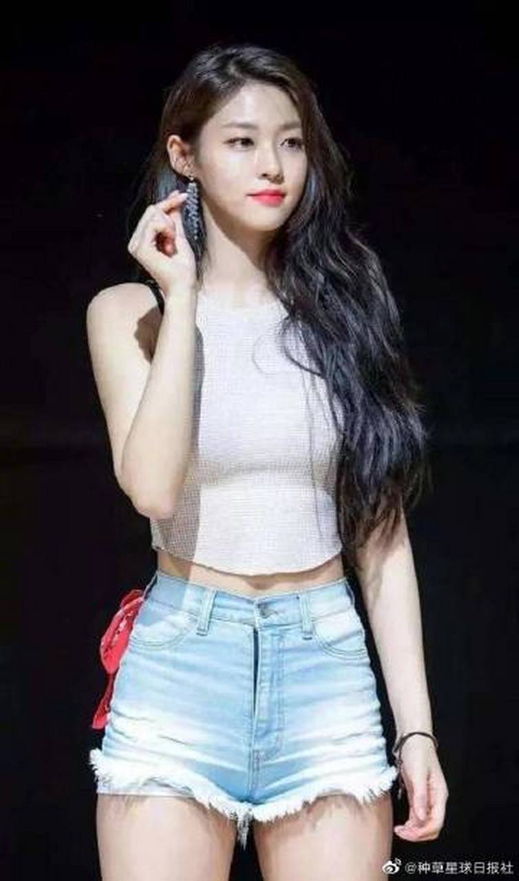金雪炫紧身短裤洋溢着少女的魅力,可爱迷人! #金雪炫