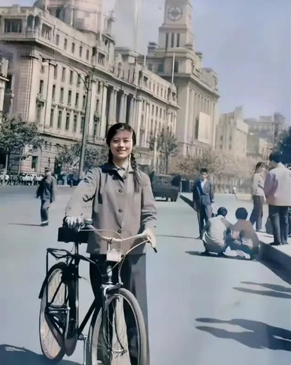 20世纪70年代,上海外滩有一张漂亮女孩推着自行车的照片.