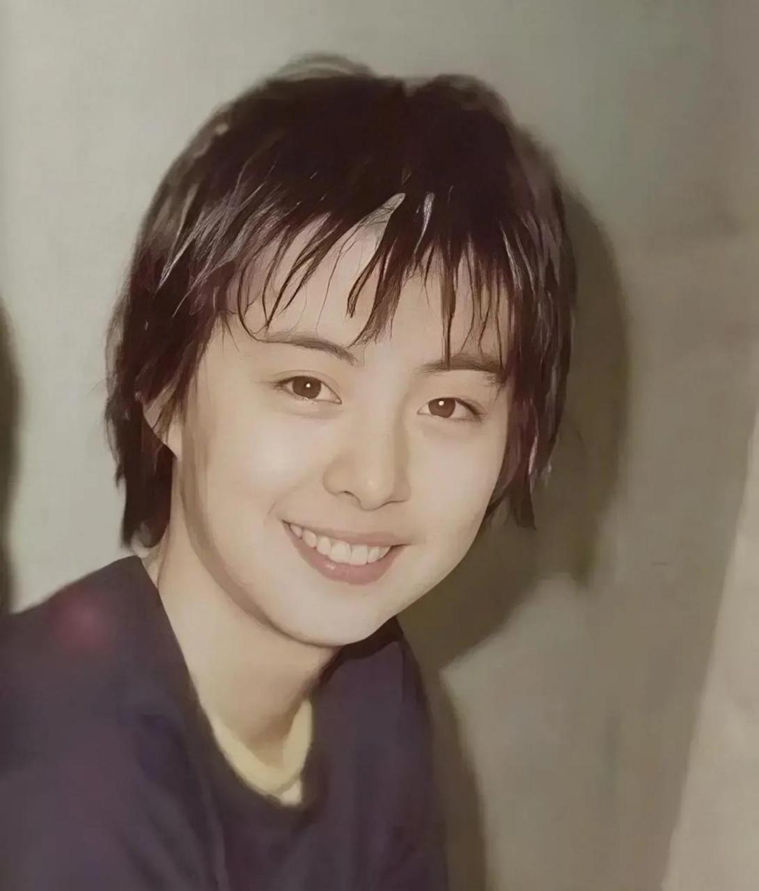 王祖贤在年轻的时候,以一头短发和清新的气质吸引了众人的目光.