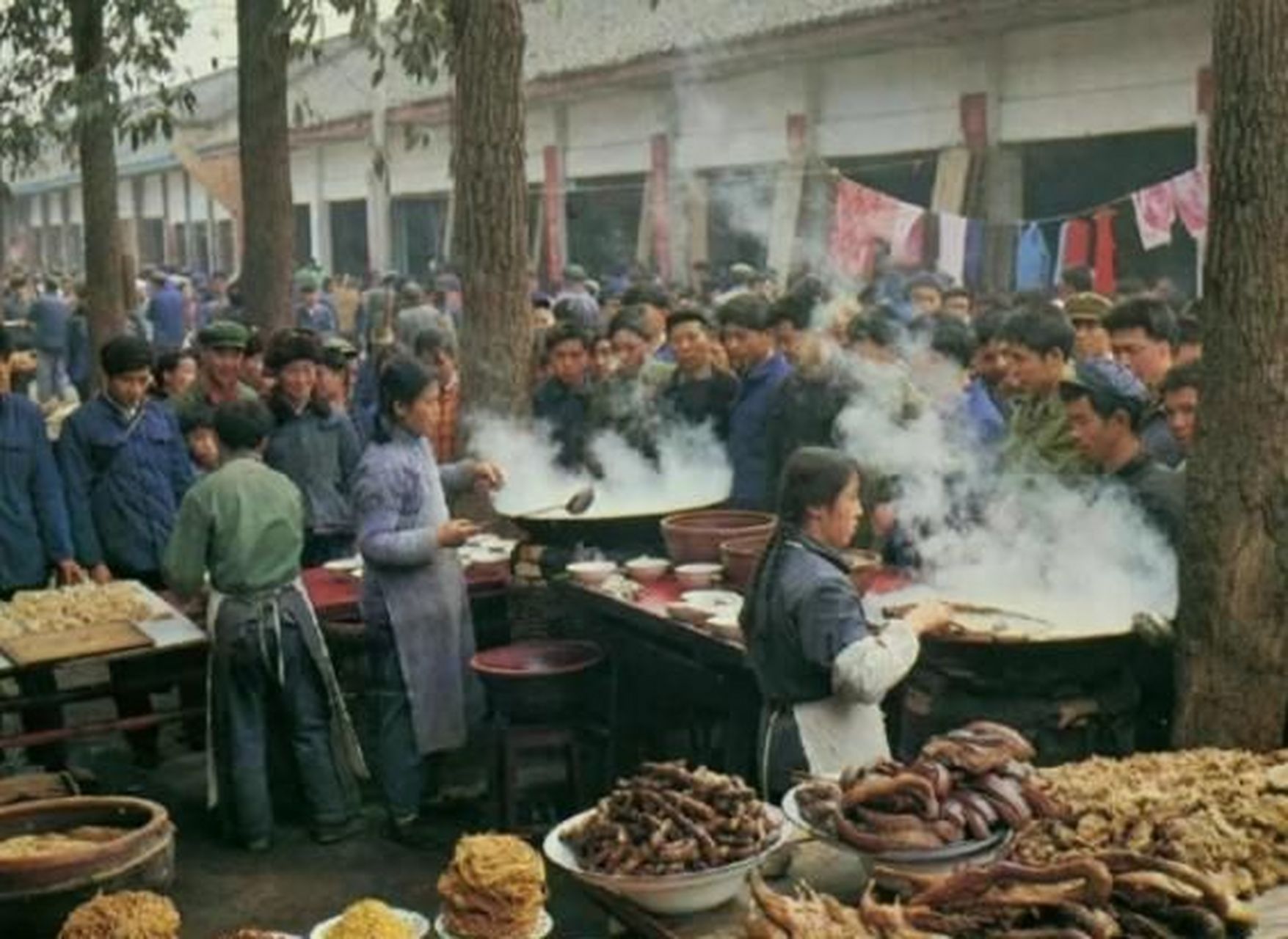 历史老照片: 1980年,四川什邡县,一个小镇集市上的一幕.