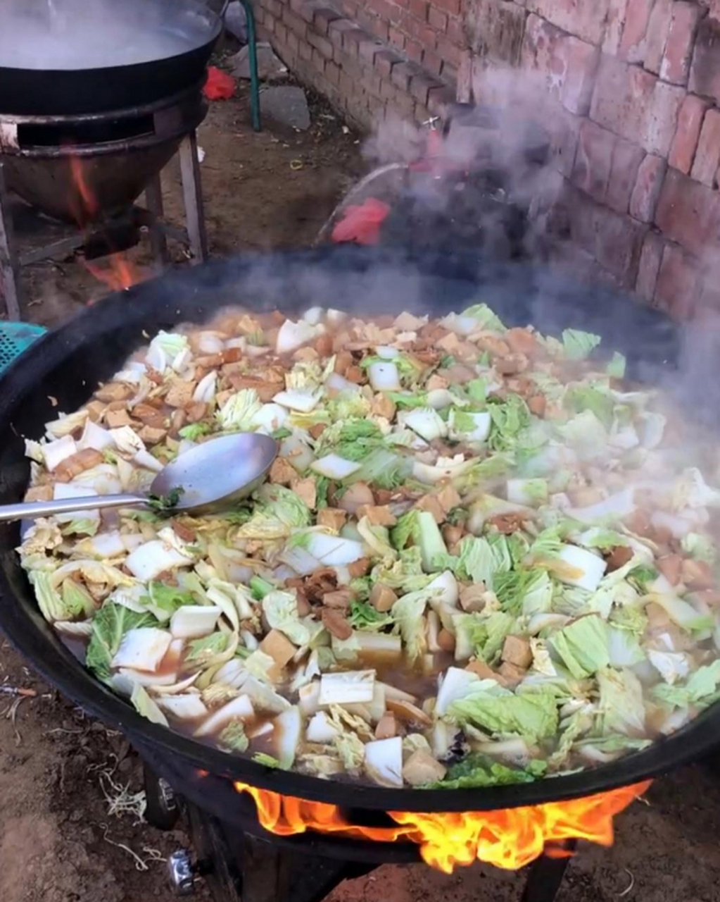 农村大锅菜,只有红白喜事才能吃上,超好吃.