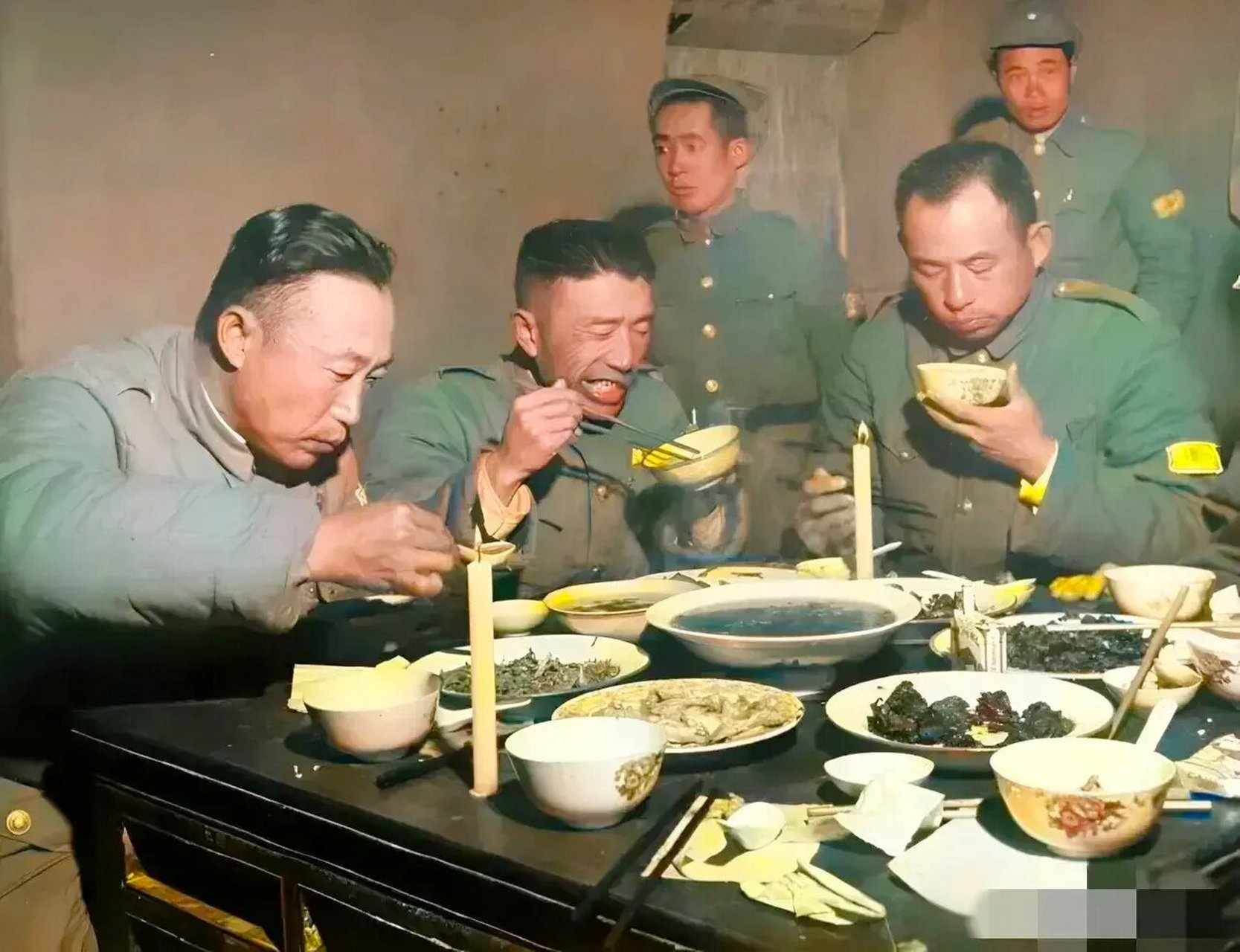 一九四八年,淮海战役中的一个场景,几位国民党将领正在饭桌上进餐.