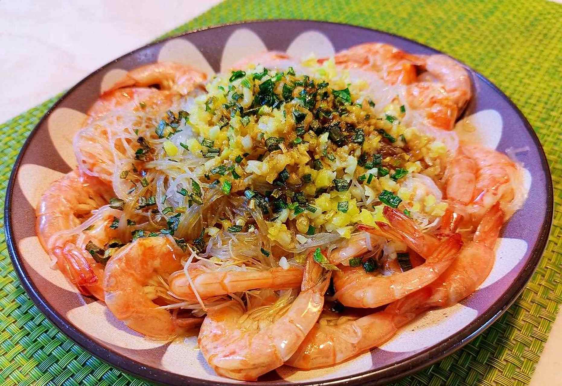 蒜蓉粉丝葱油大虾……第一次做这道菜,无师自通,做了还不错[m"icdrop]