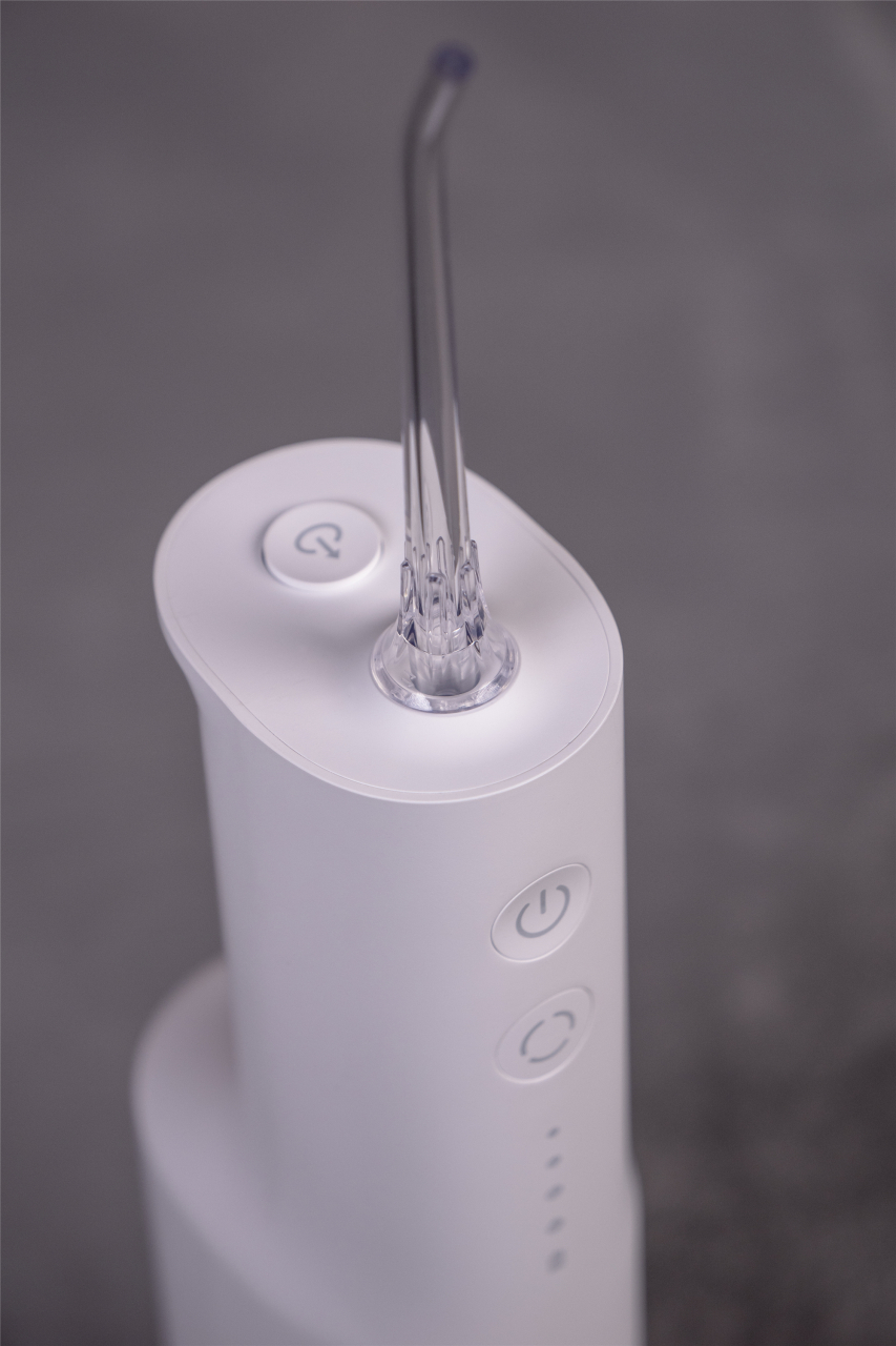 米家电动冲牙器f300延续米家简约风格,自带40ml水箱,4挡冲牙模式,附赠