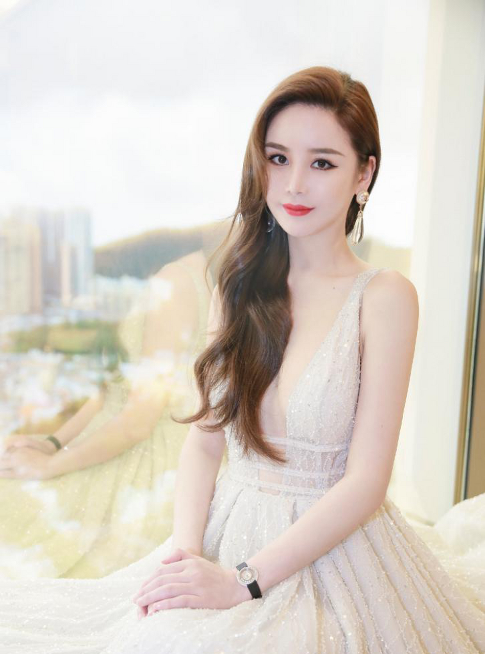 邱意浓身着一袭精致的白色深v拖地长裙亮相红毯,完美身材立现